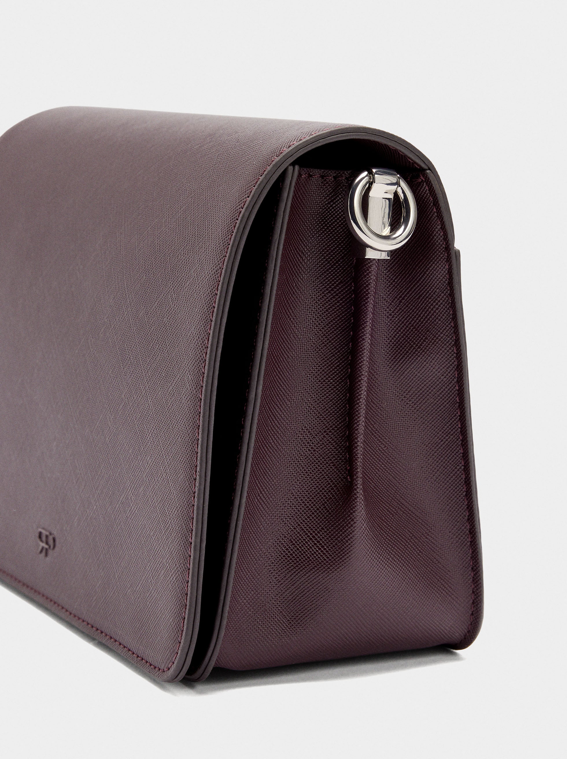 Bolso Bandolera Con Textura Y Cierre De Solapa
