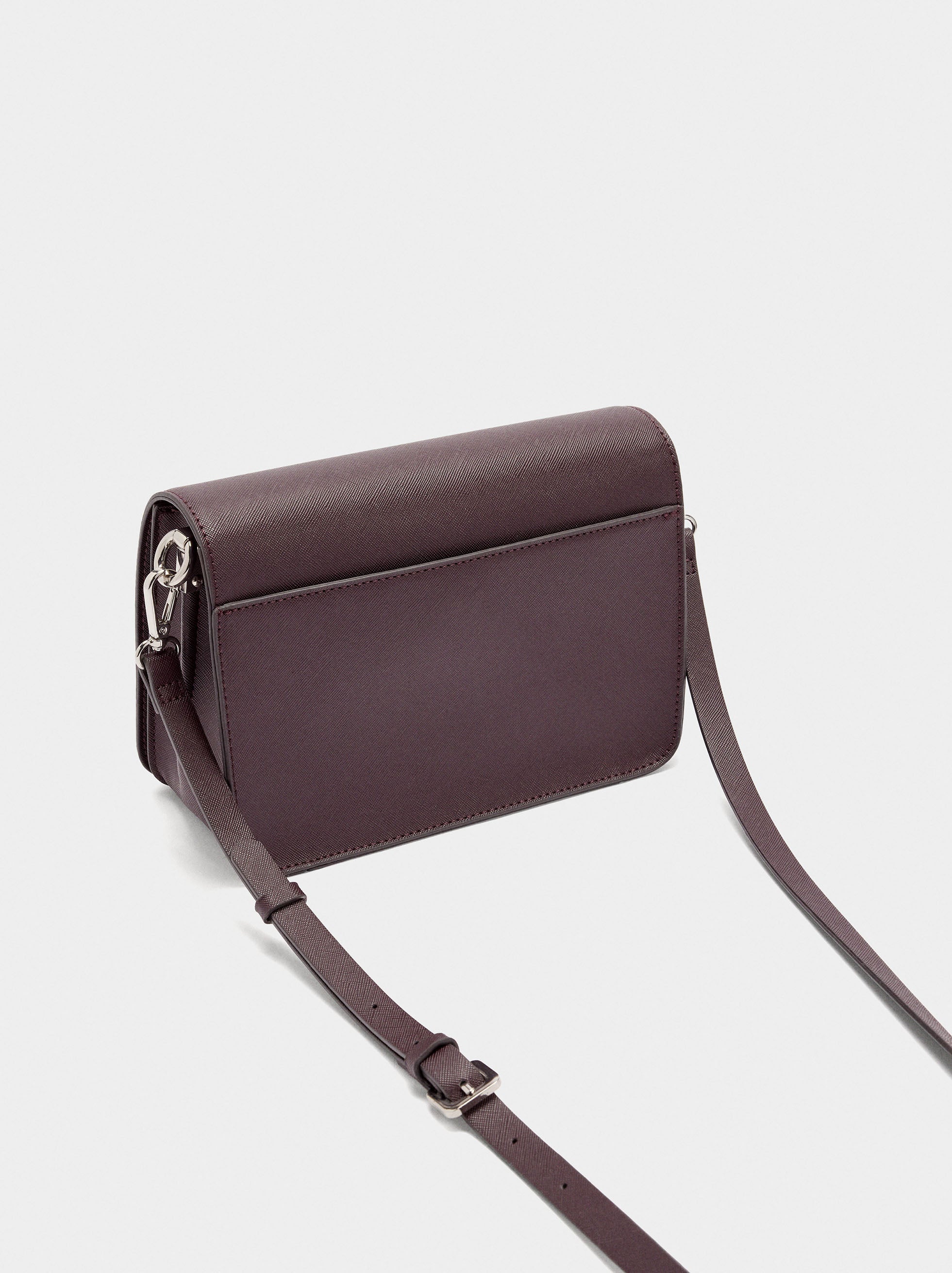 Bolso Bandolera Con Textura Y Cierre De Solapa