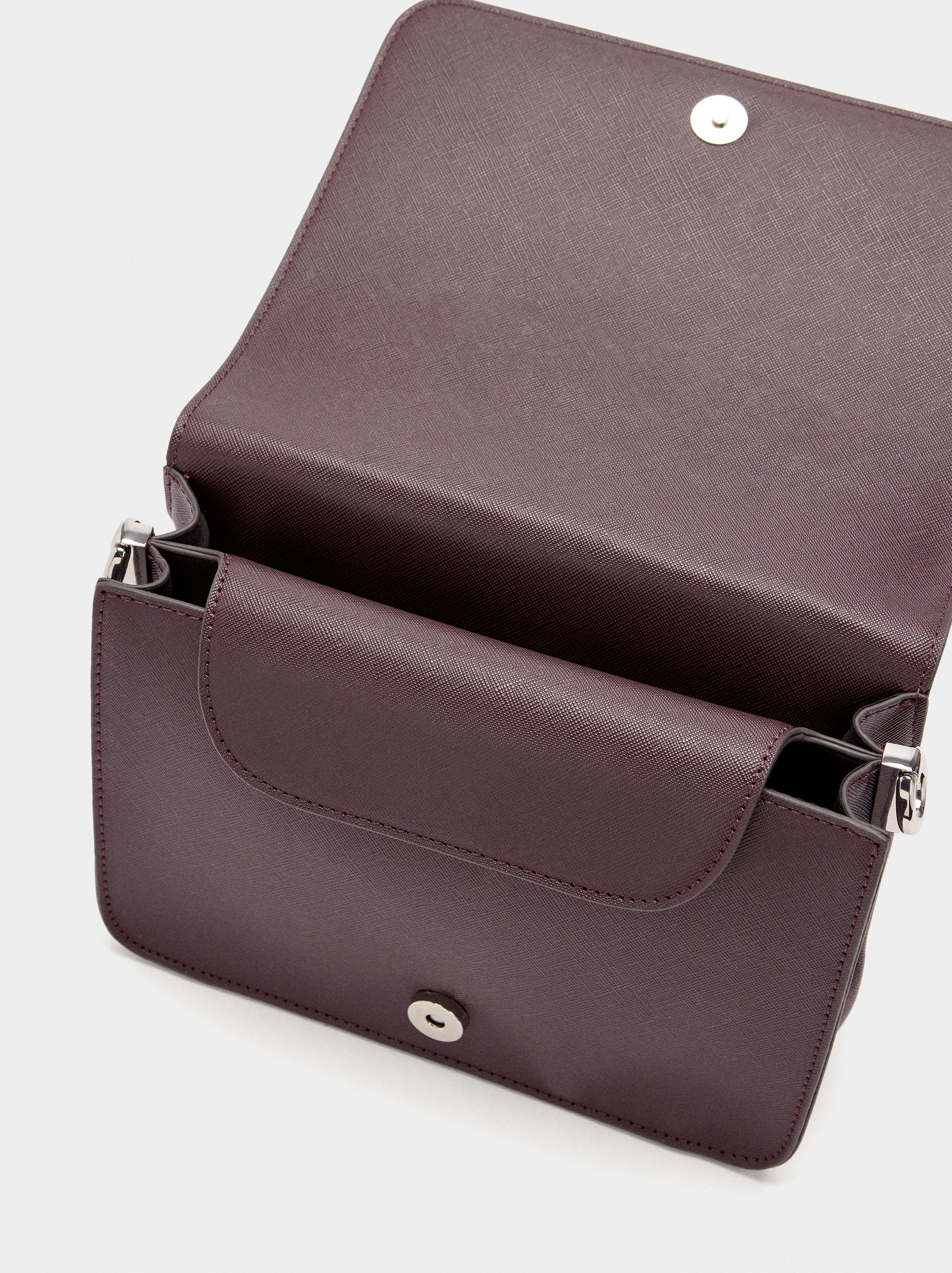 Bolso Bandolera Con Textura Y Cierre De Solapa