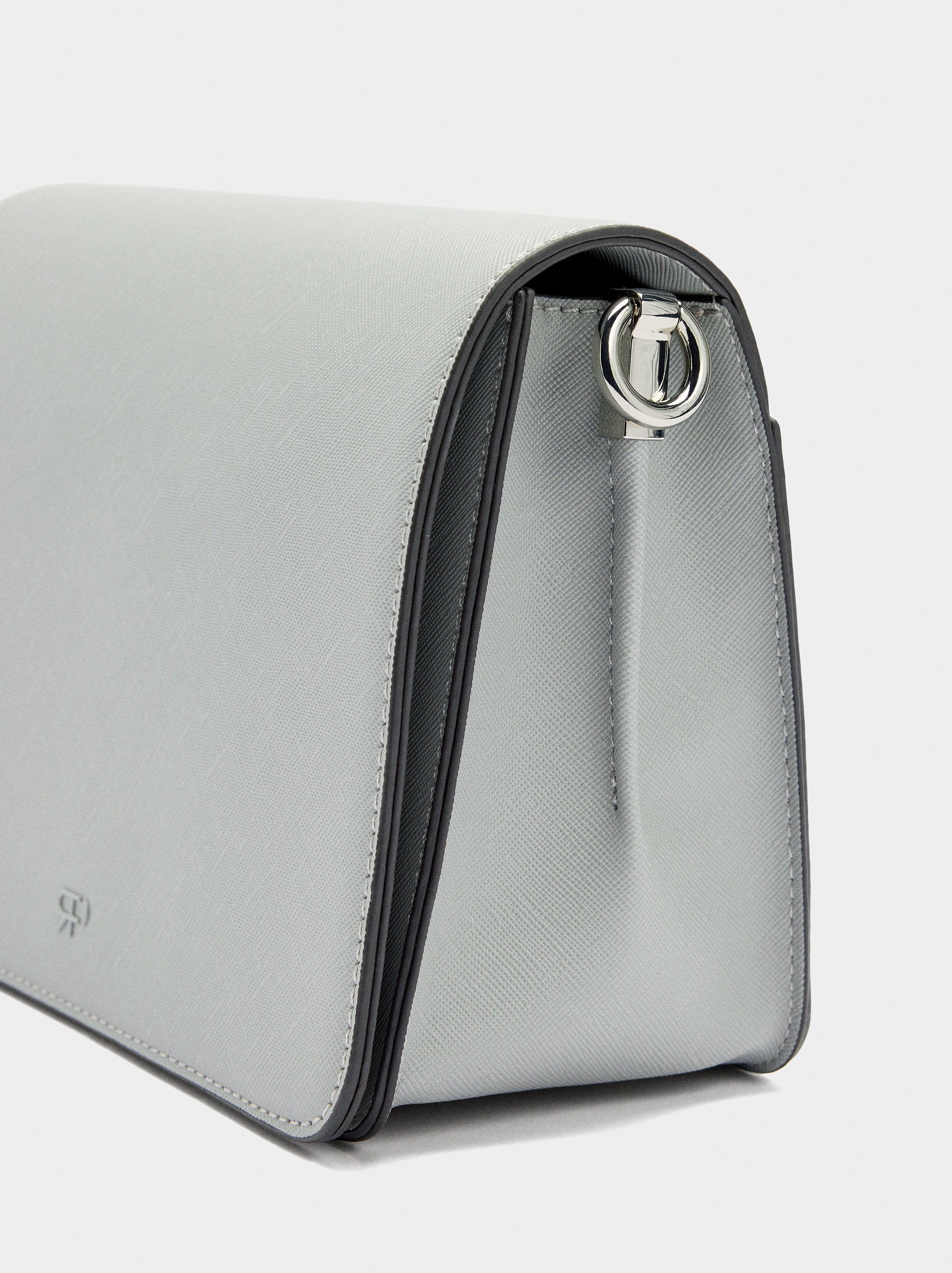 Bolso Bandolera Con Textura Y Cierre De Solapa