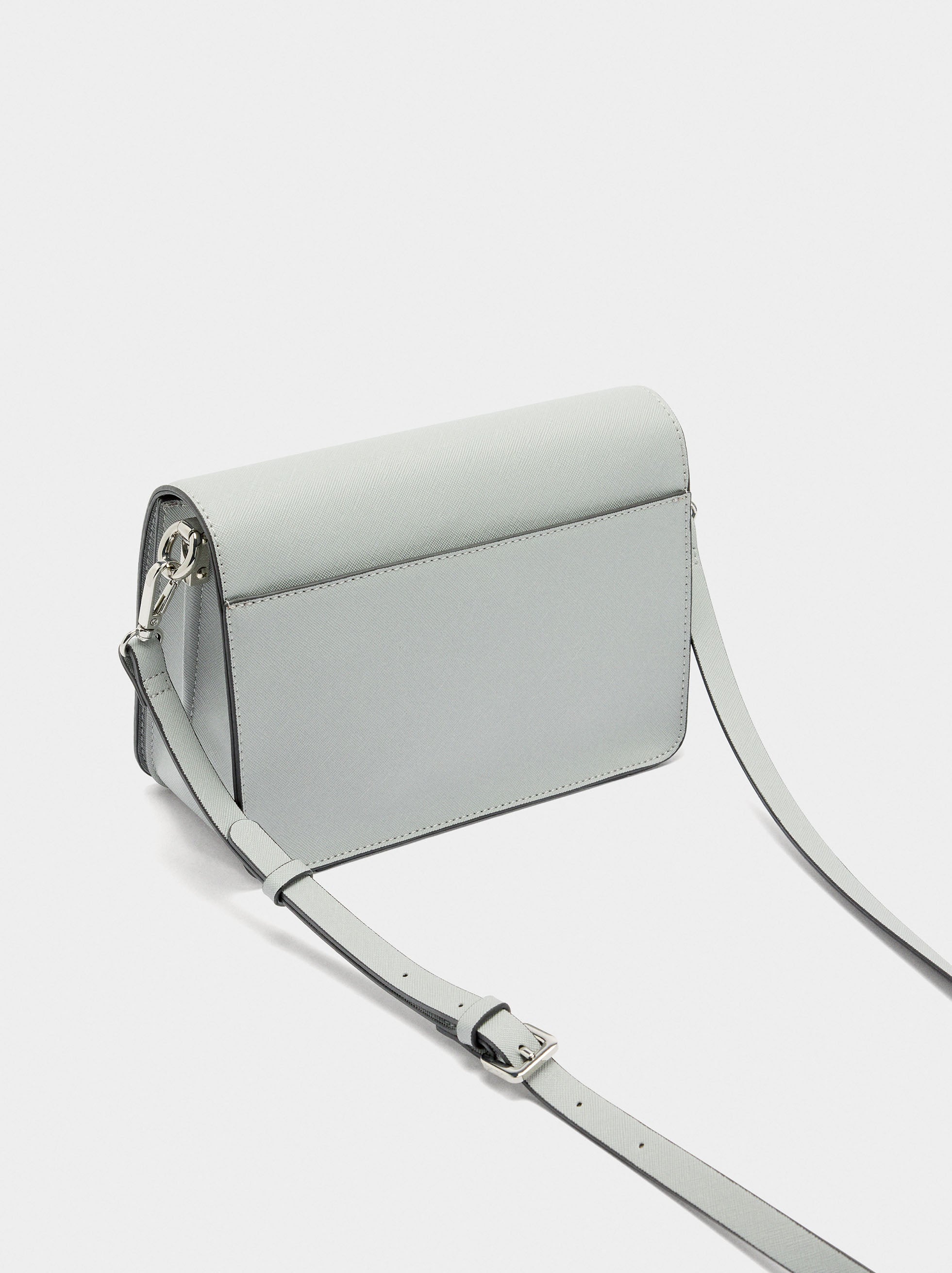 Bolso Bandolera Con Textura Y Cierre De Solapa