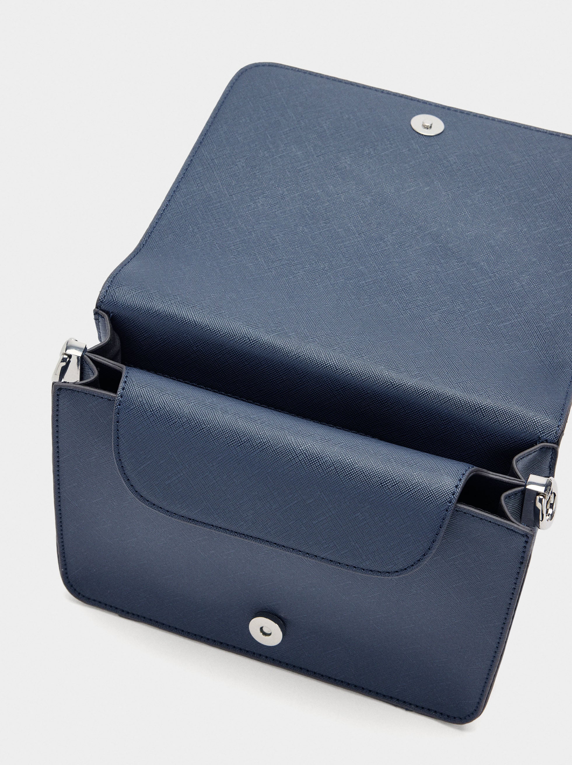 Bolso Bandolera Con Textura Y Cierre De Solapa