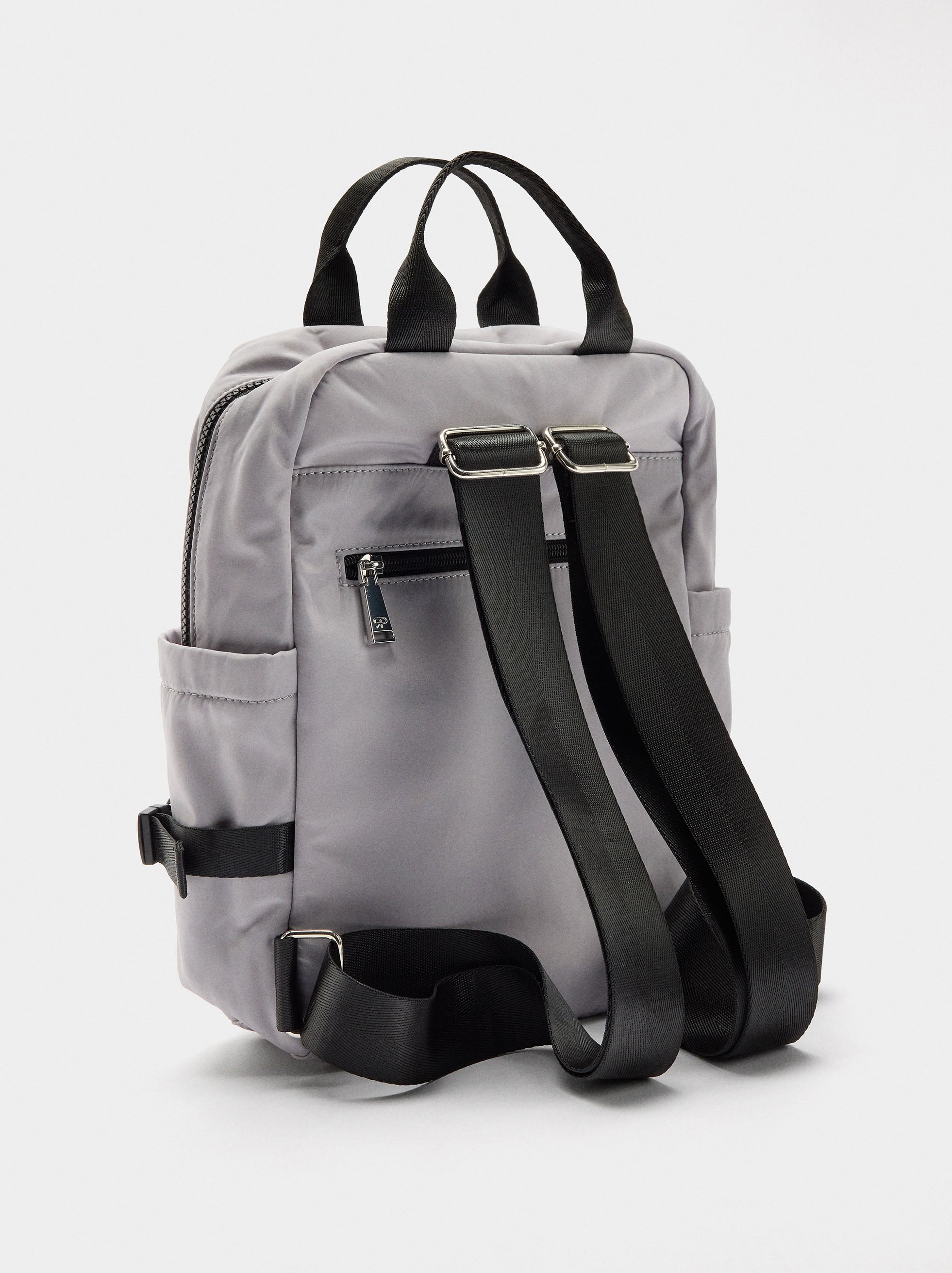 Mochila De Nylon Con Colgante