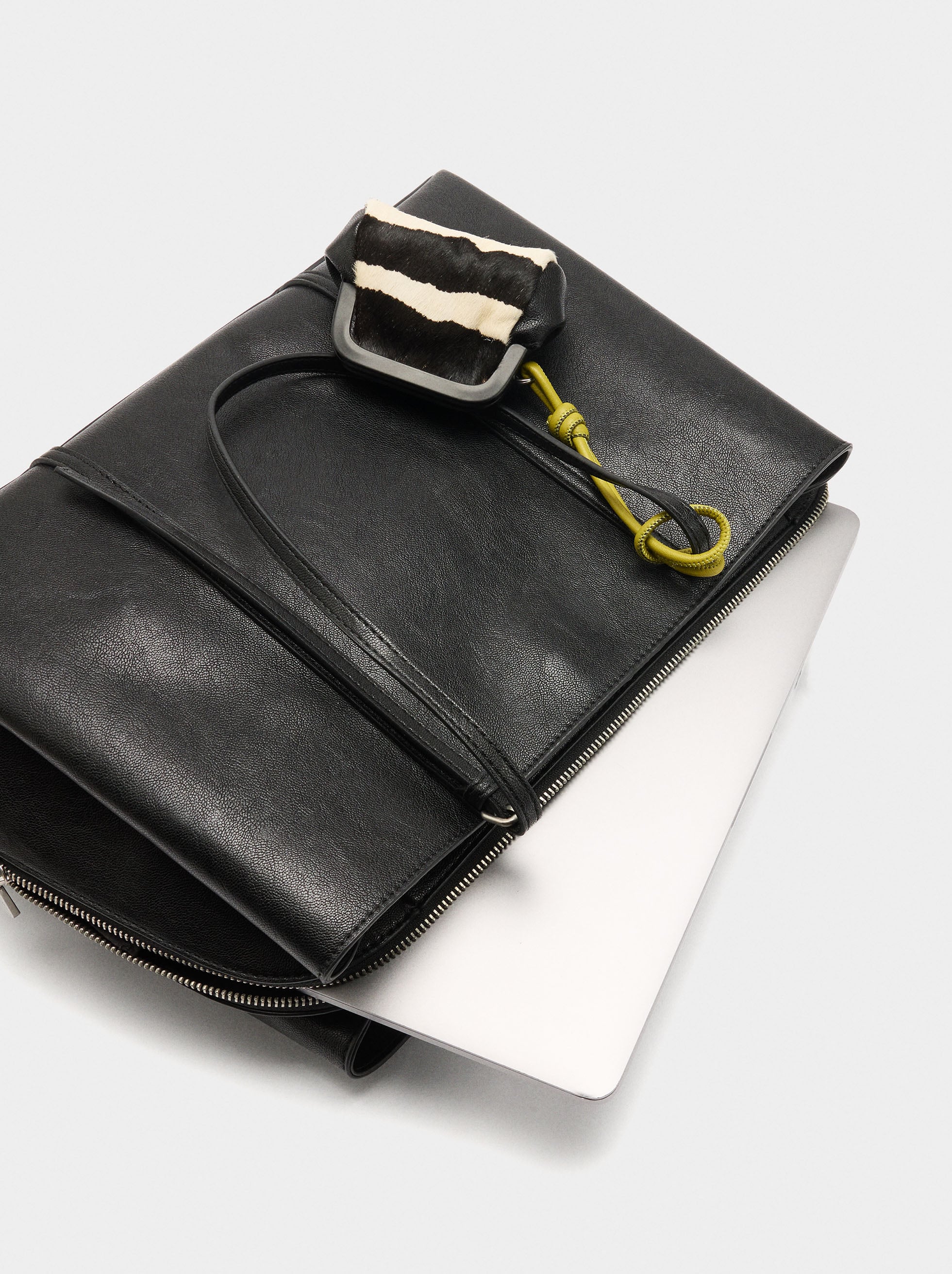 Bolso Para Portátil Hasta 15" Con Colgante De Piel