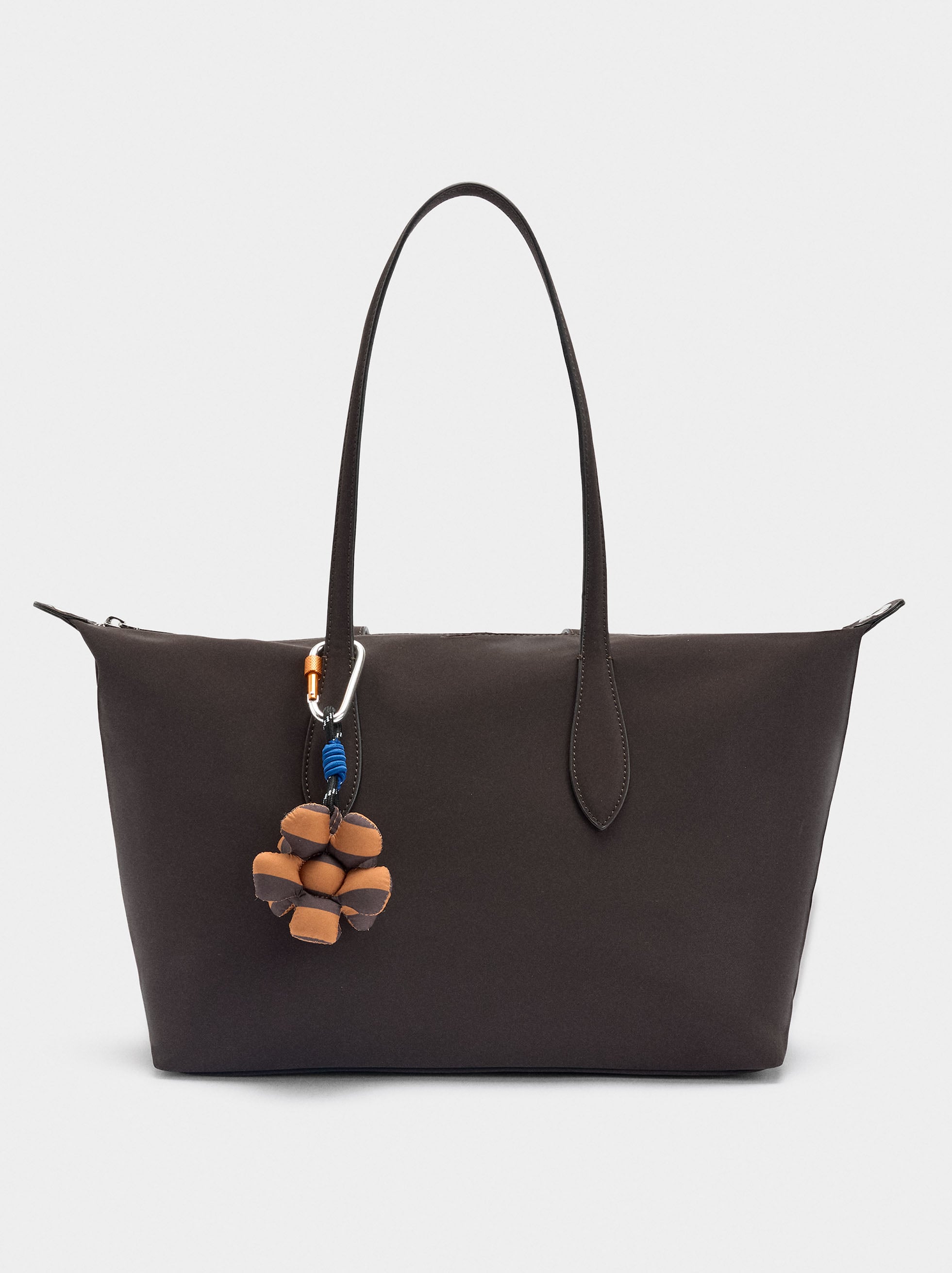 Bolso Shopper Textura Suave Con Colgante