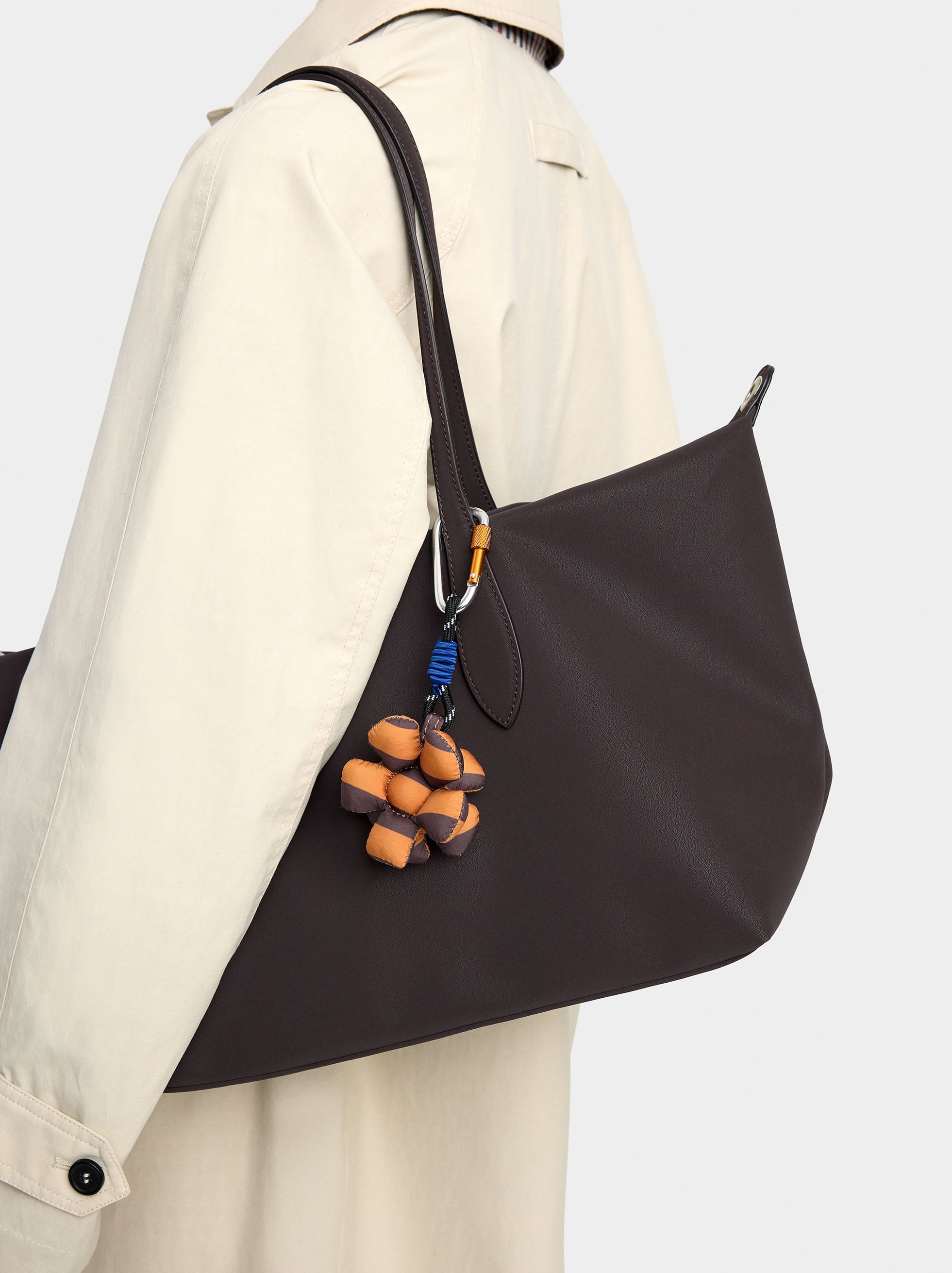 Bolso Shopper Textura Suave Con Colgante