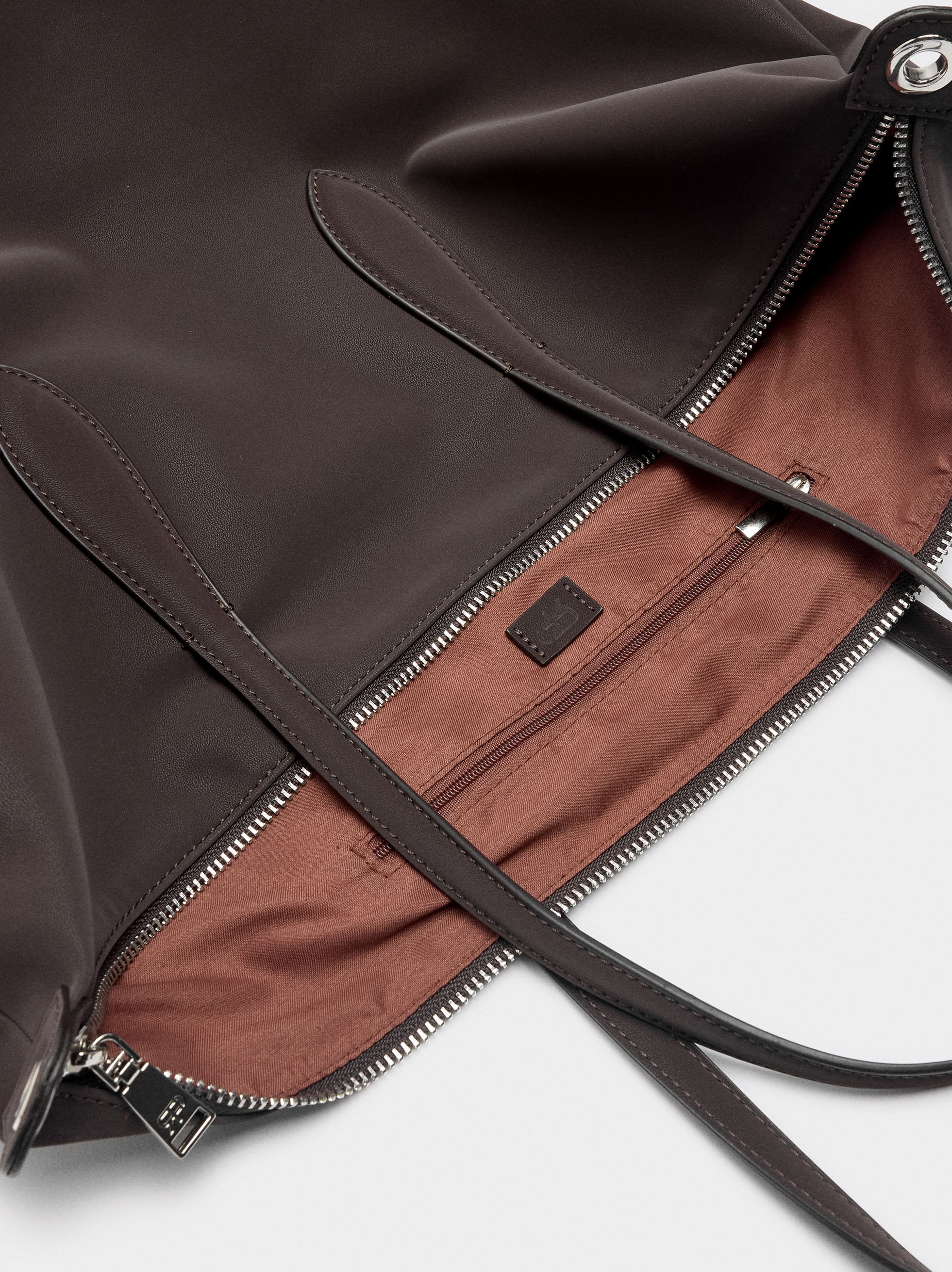Bolso Shopper Textura Suave Con Colgante