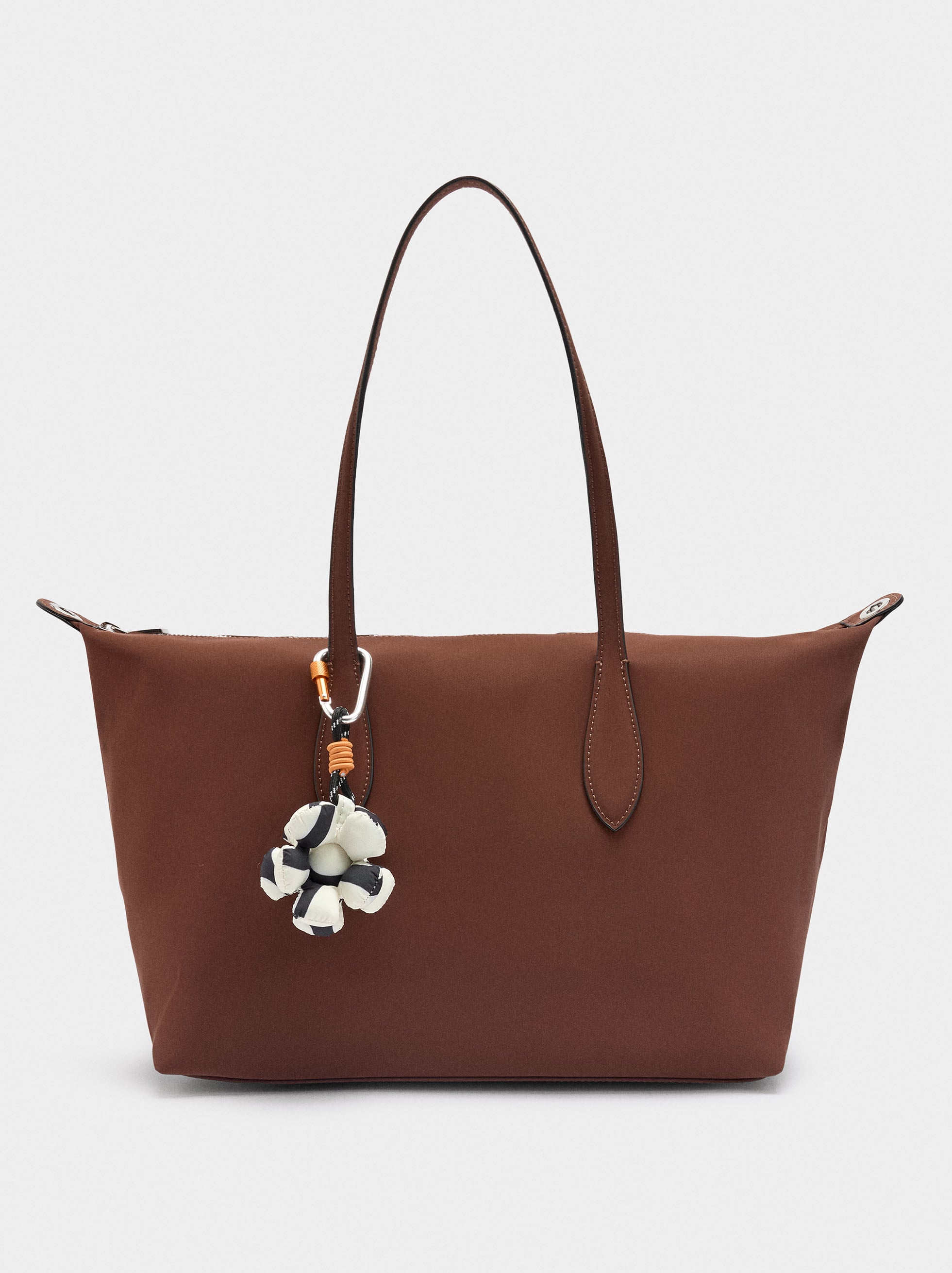 Bolso Shopper Textura Suave Con Colgante