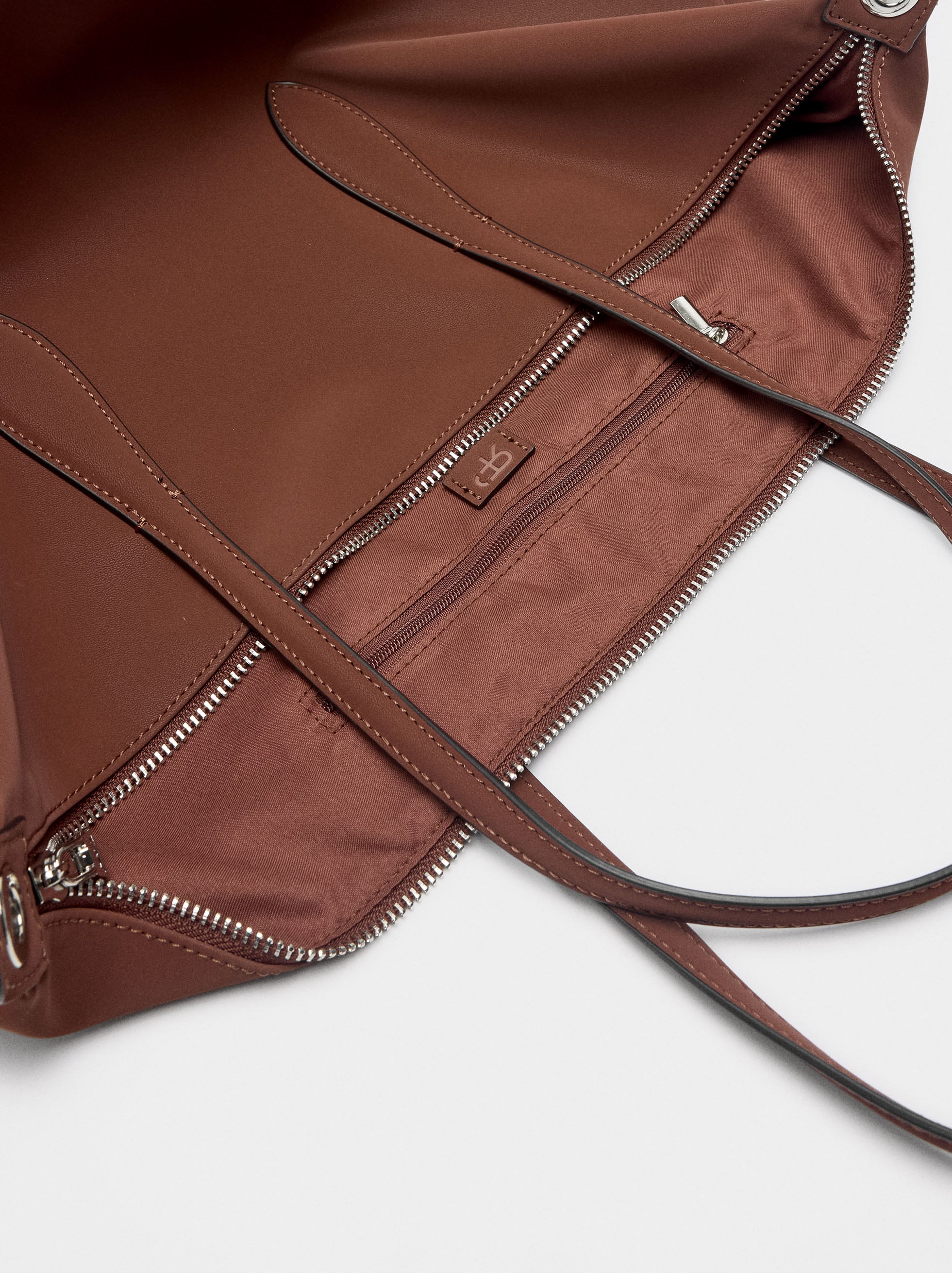 Bolso Shopper Textura Suave Con Colgante