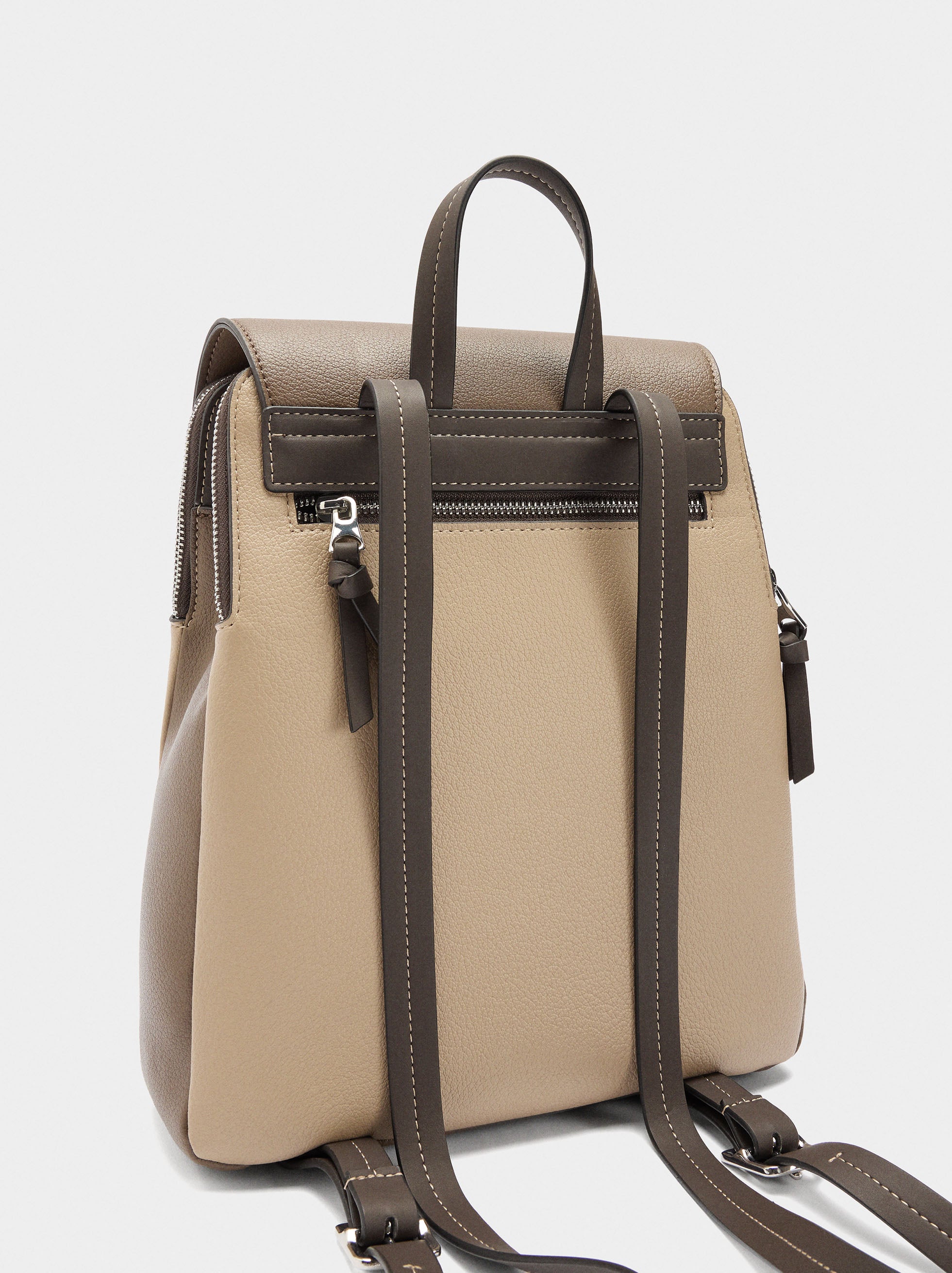 Mochila Color Block Con Solapa