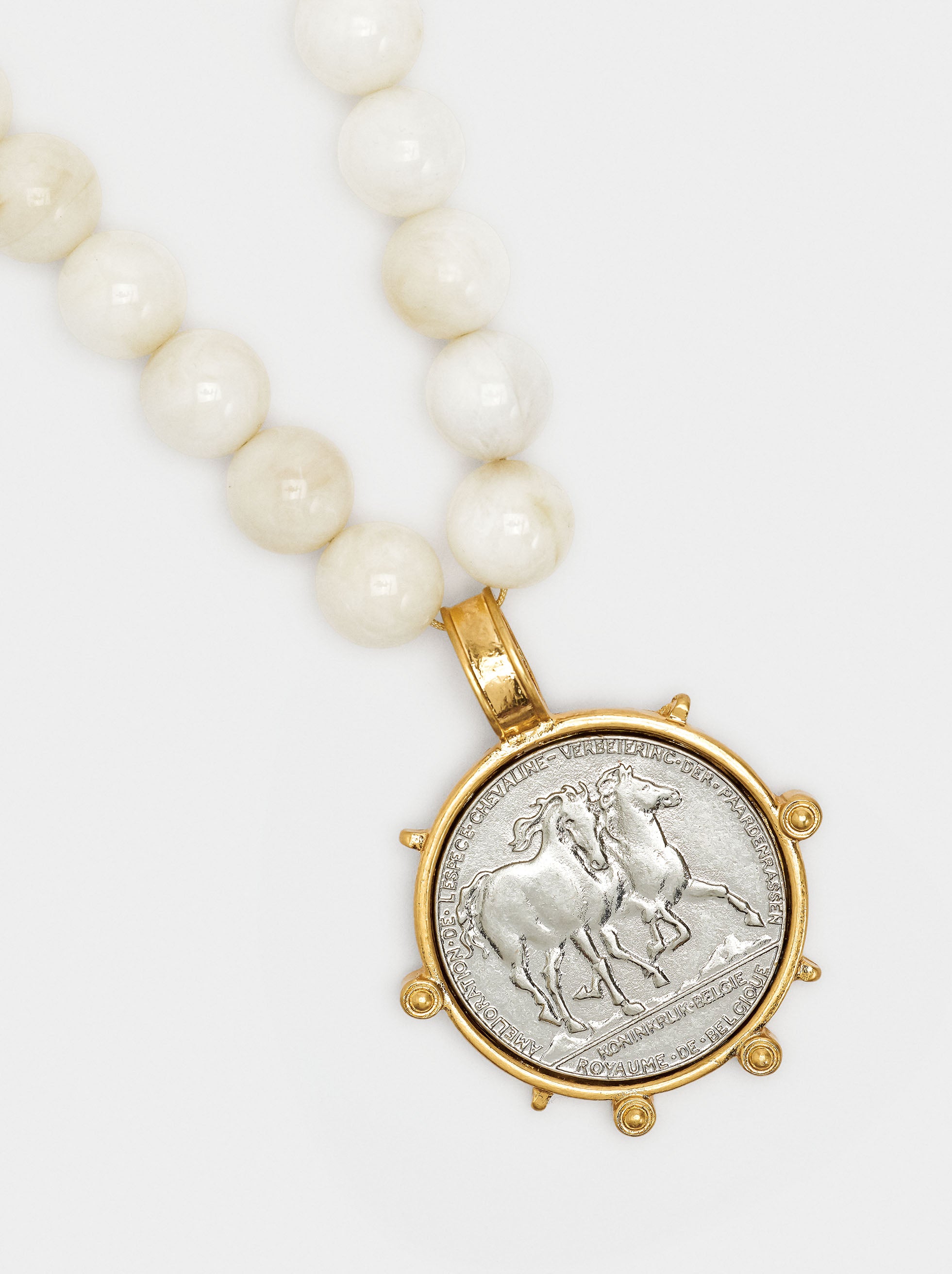 Collar De Cuentas Con Moneda Bicolor