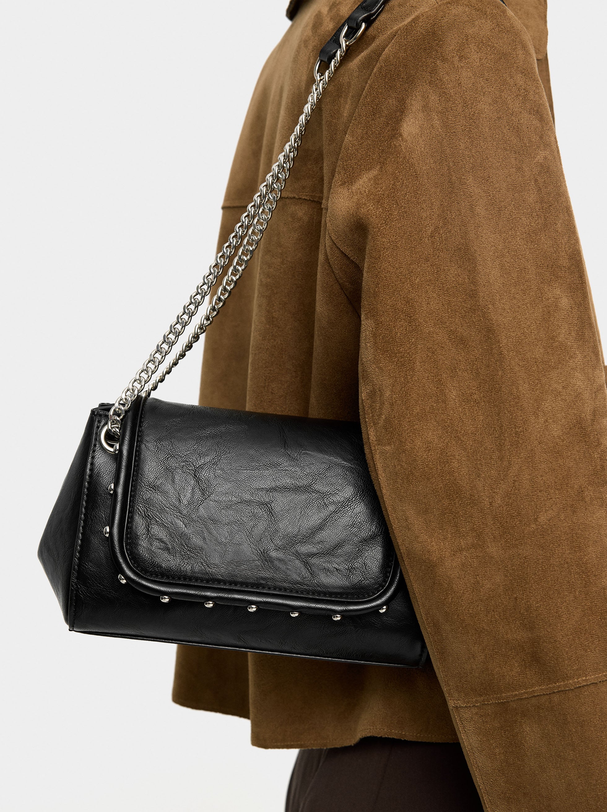Bolso De Hombro Con Solapa Y Tachuelas