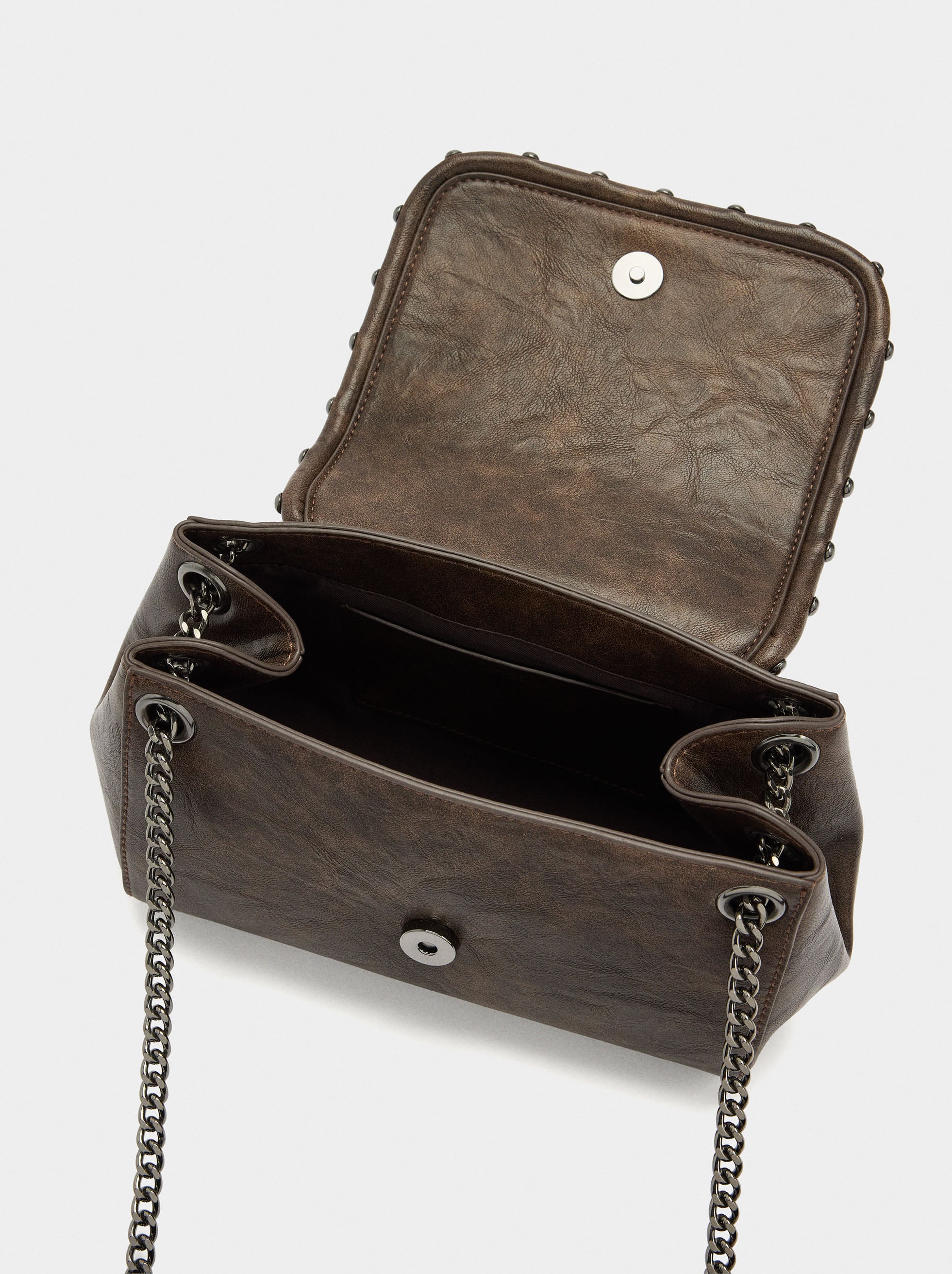 Bolso De Hombro Con Solapa Y Tachuelas