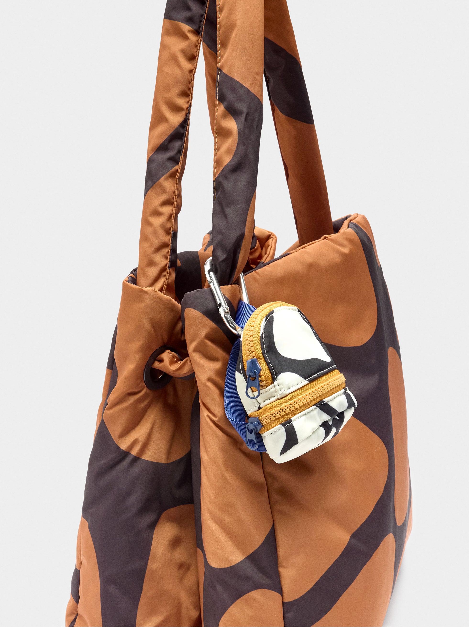 Bolso Shopper De Nylon Estampado Con Colgante