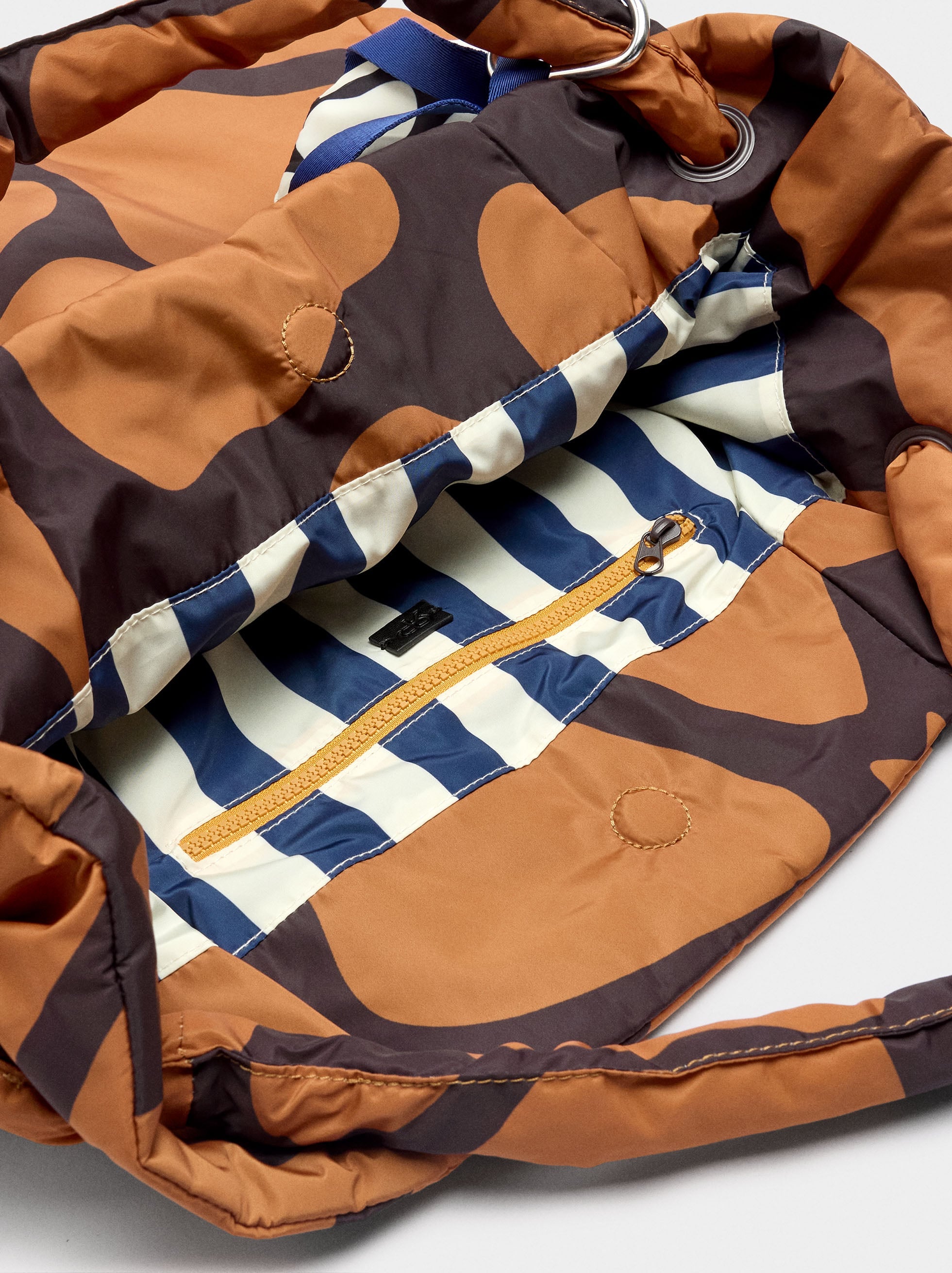 Bolso Shopper De Nylon Estampado Con Colgante
