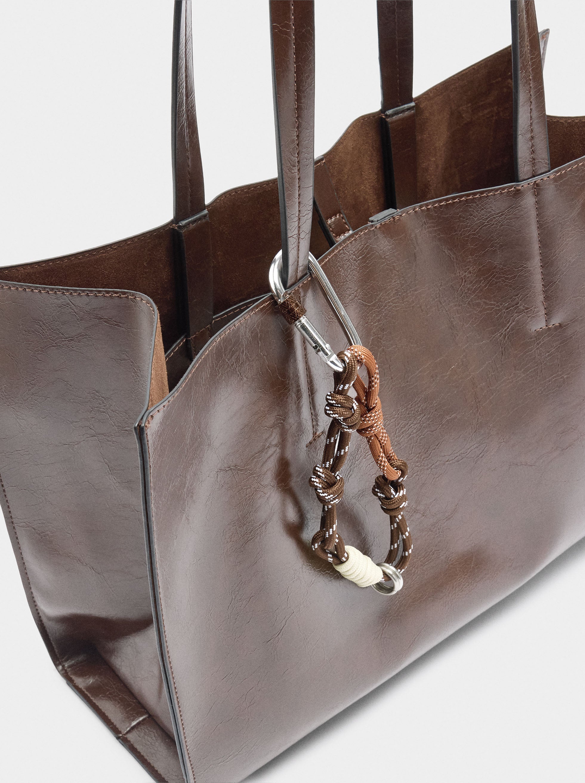 Bolso Shopper Con Colgante