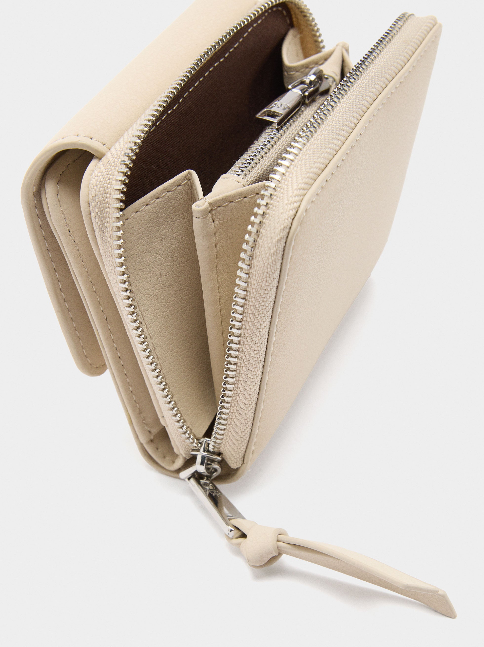 Cartera Con Textura Y Solapa