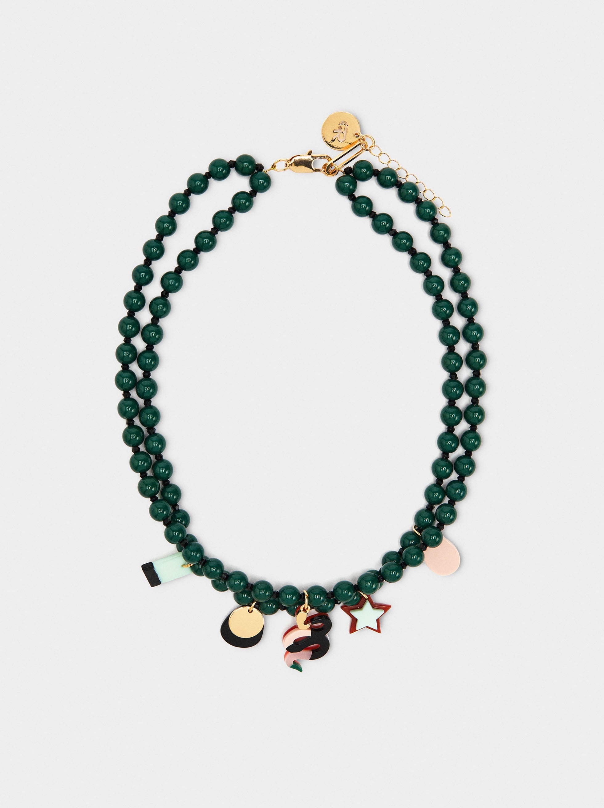 Collar Corto De Cuentas Con Charms