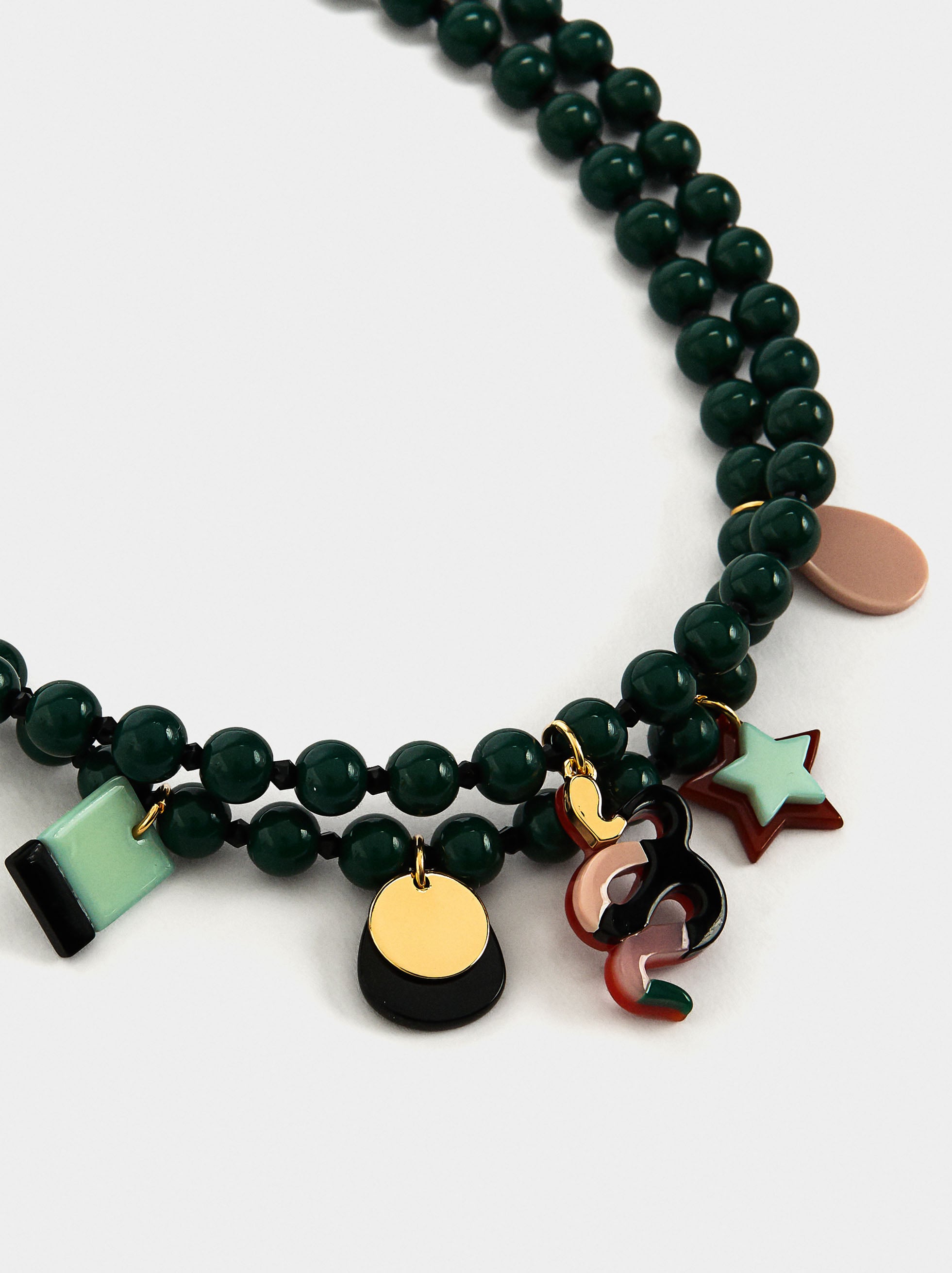 Collar Corto De Cuentas Con Charms