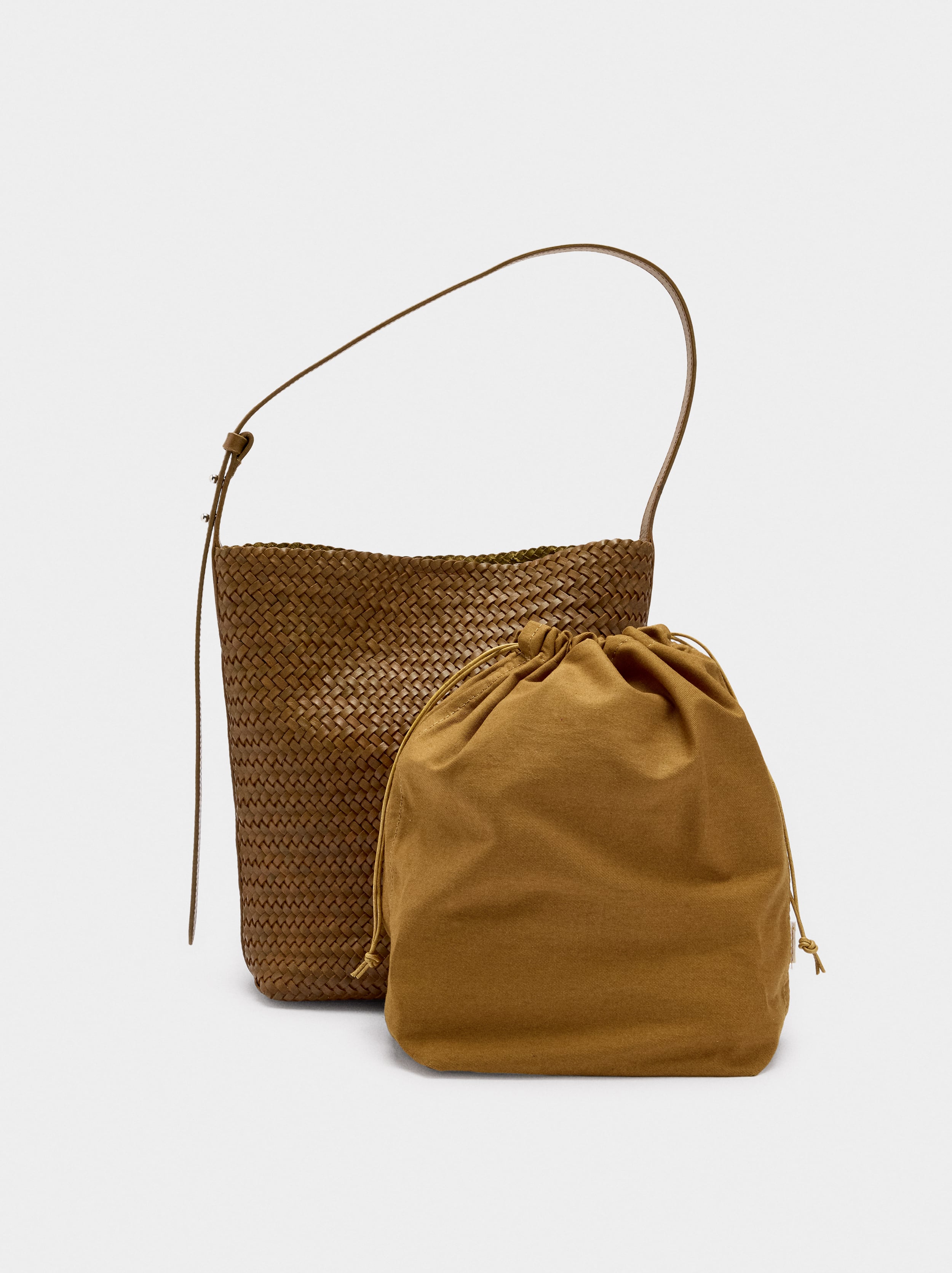 Bolso De Hombro Con Piel Trenzada