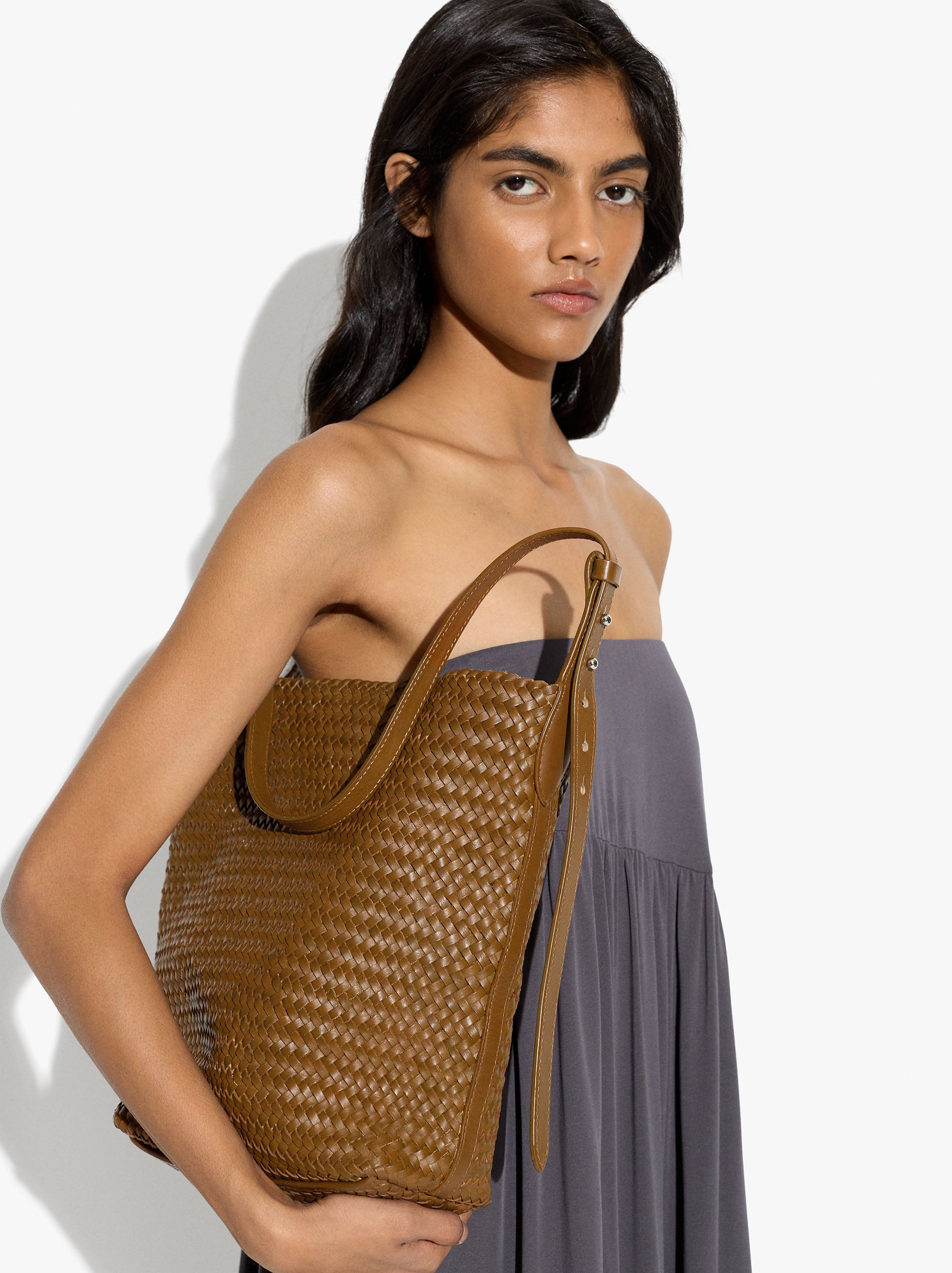 Bolso De Hombro Con Piel Trenzada