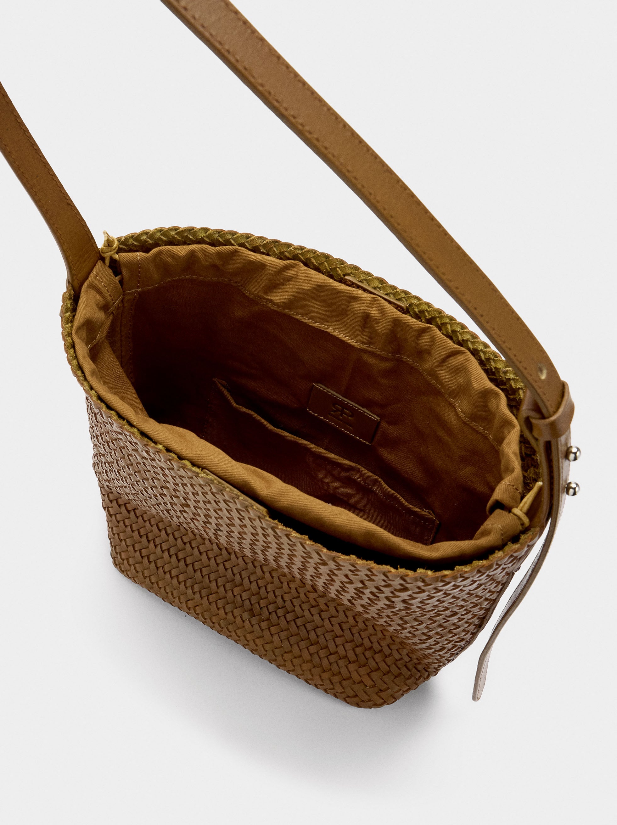 Bolso De Hombro Con Piel Trenzada
