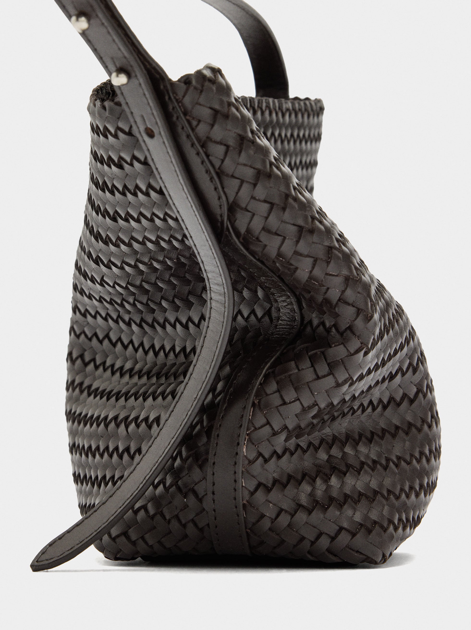 Bolso De Hombro Con Piel Trenzada
