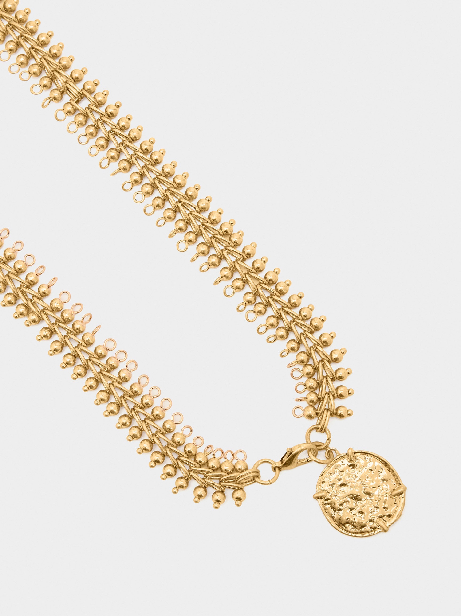 Collar Corto Ancho Con Medalla