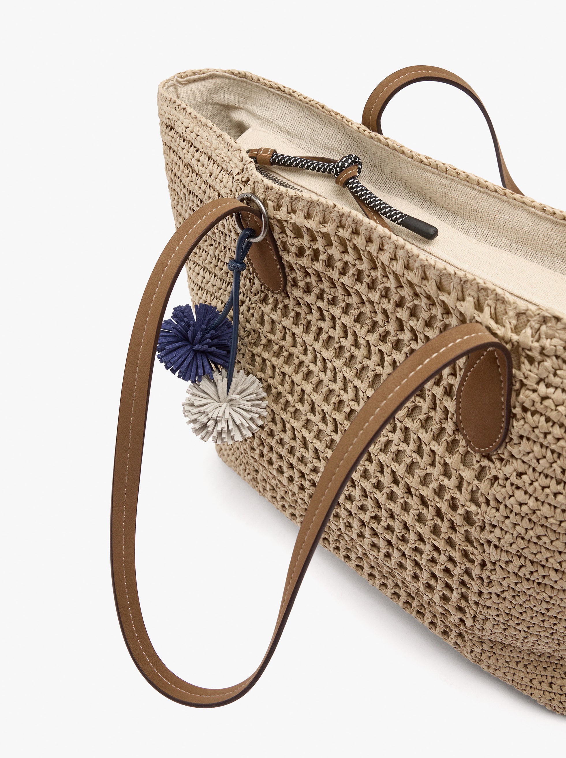 Bolso Shopper Efecto Rafia Con Colgante