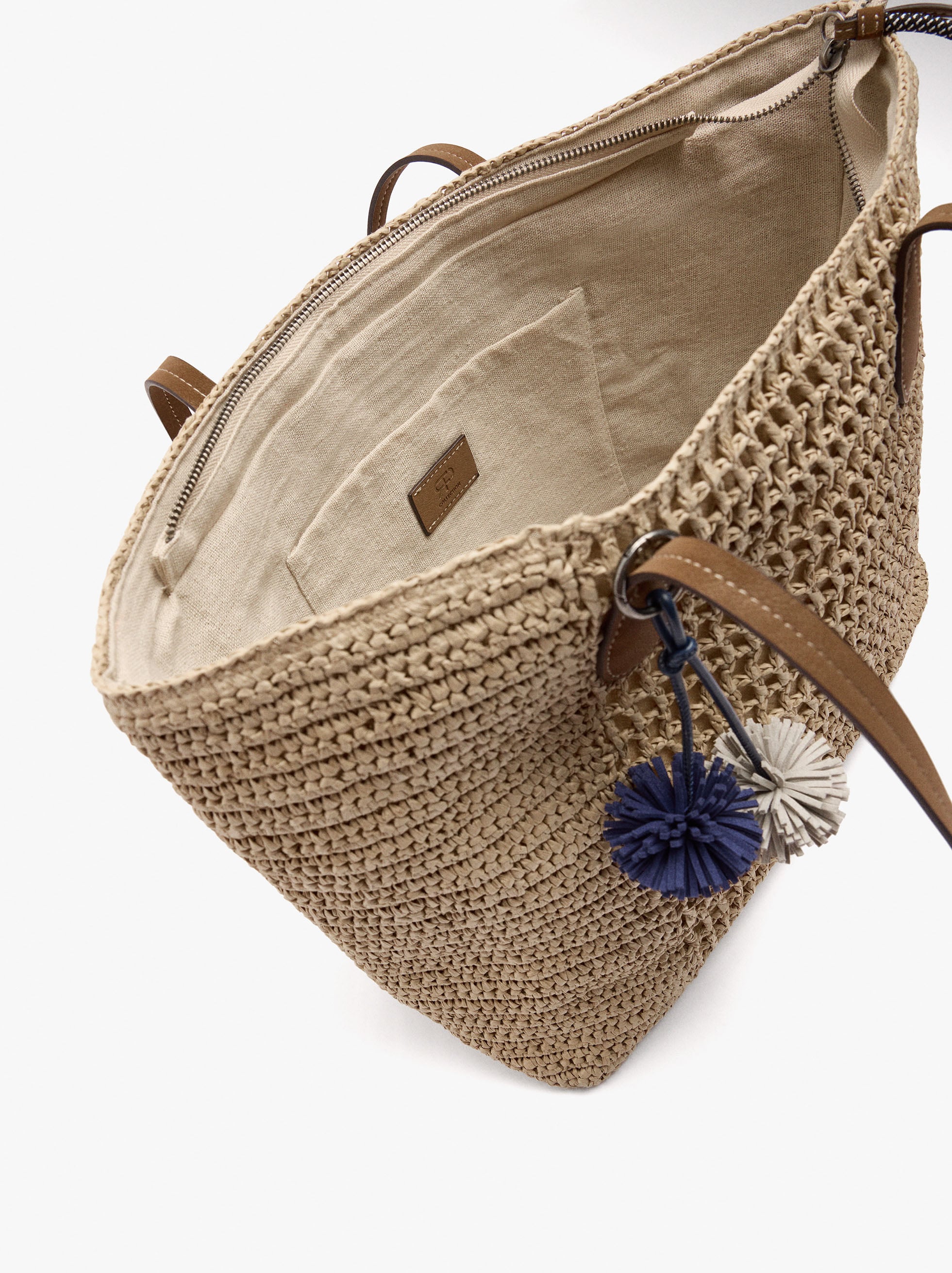 Bolso Shopper Efecto Rafia Con Colgante