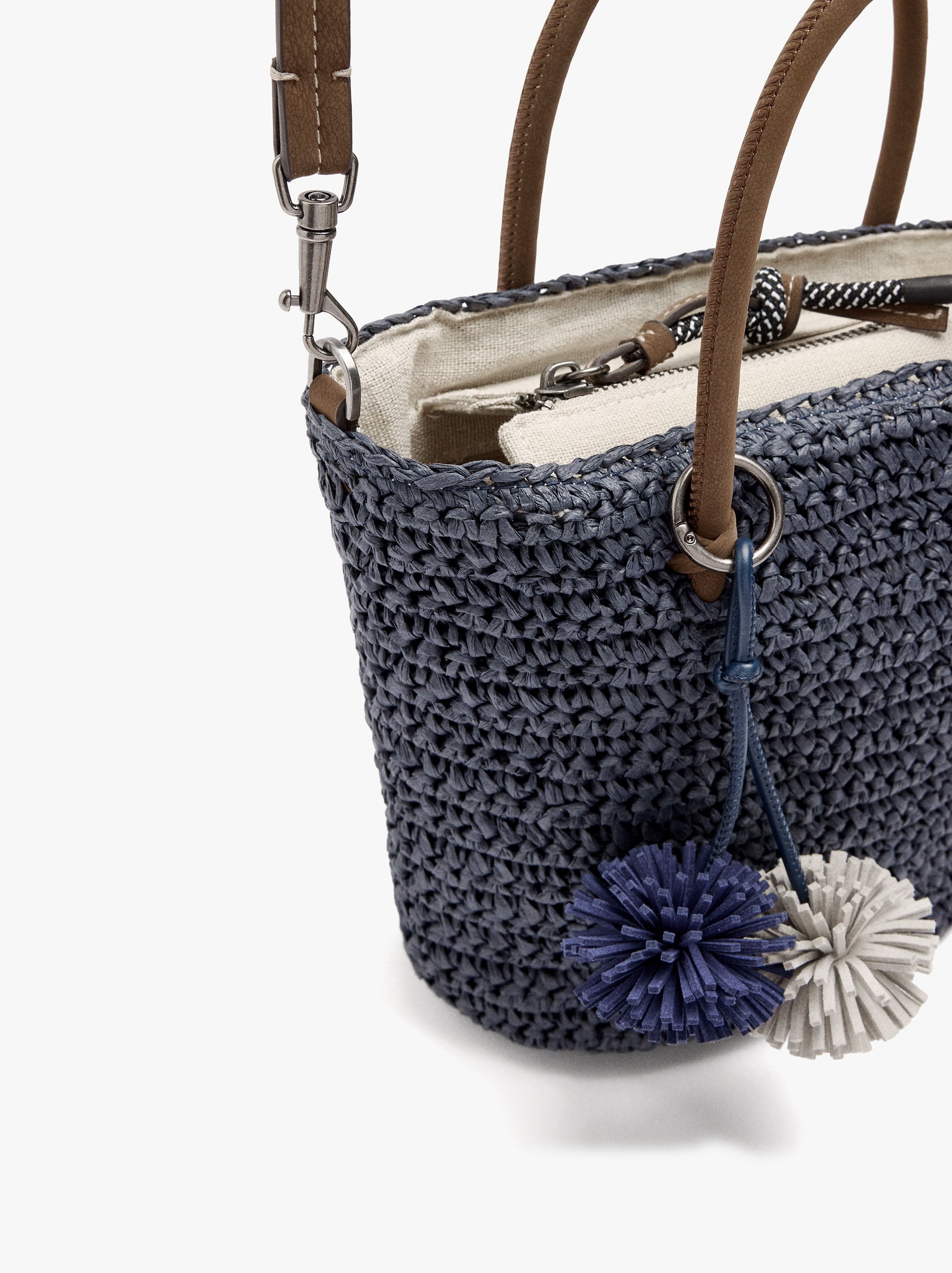 Bolso Tote Efecto Rafia Con Colgante