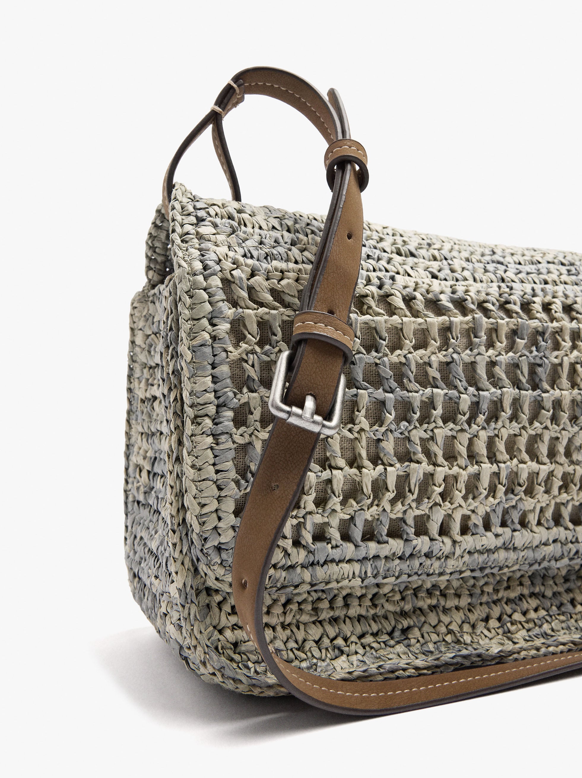 Bolso Bandolera Efecto Rafia Con Solapa