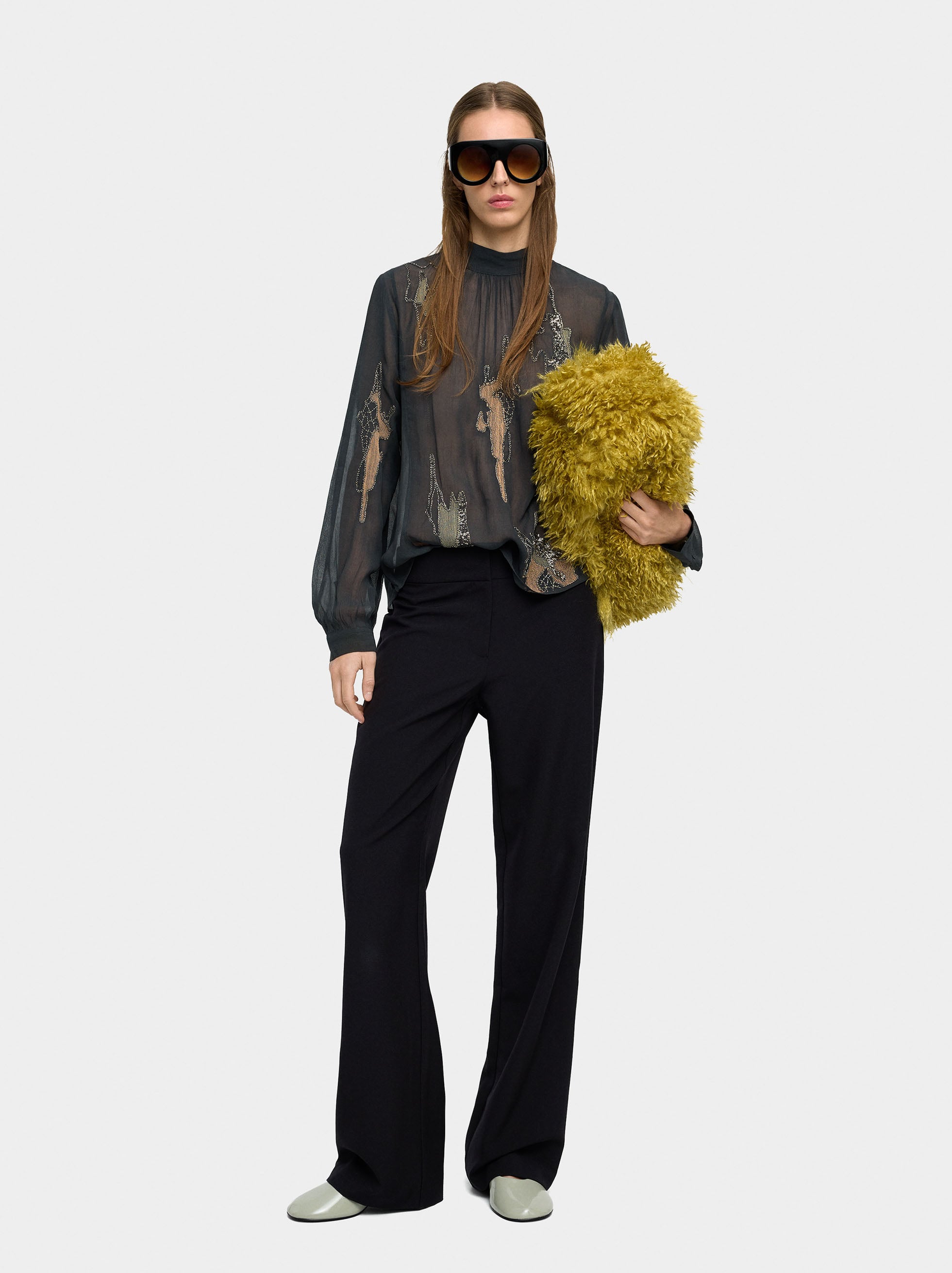 Blusa Con Bordados Y Abalorios