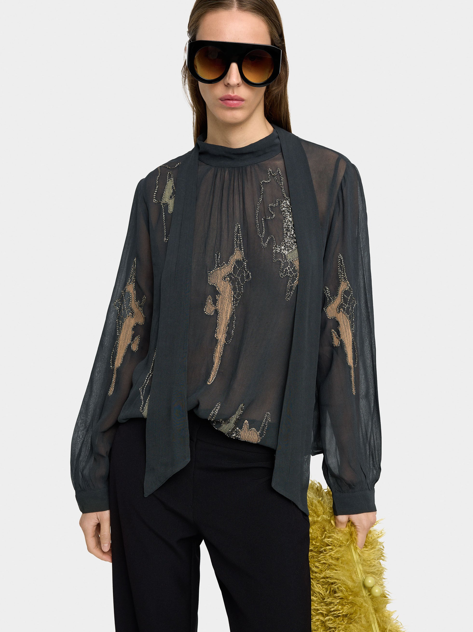 Blusa Con Bordados Y Abalorios
