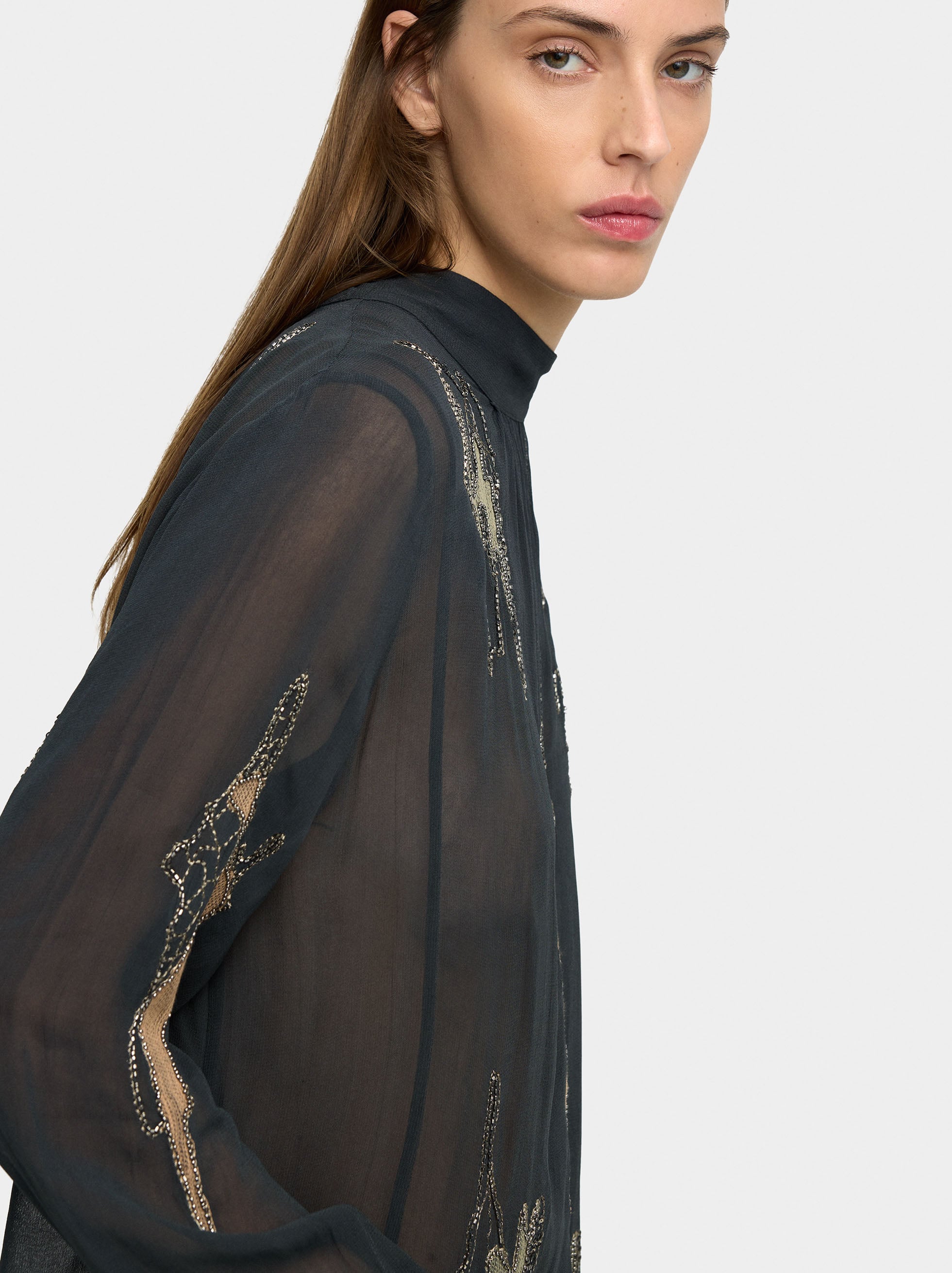 Blusa Con Bordados Y Abalorios
