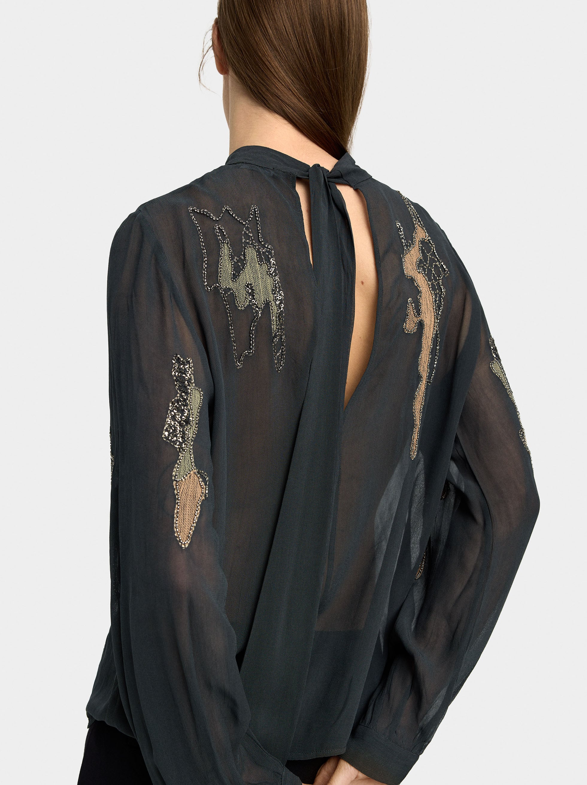 Blusa Con Bordados Y Abalorios