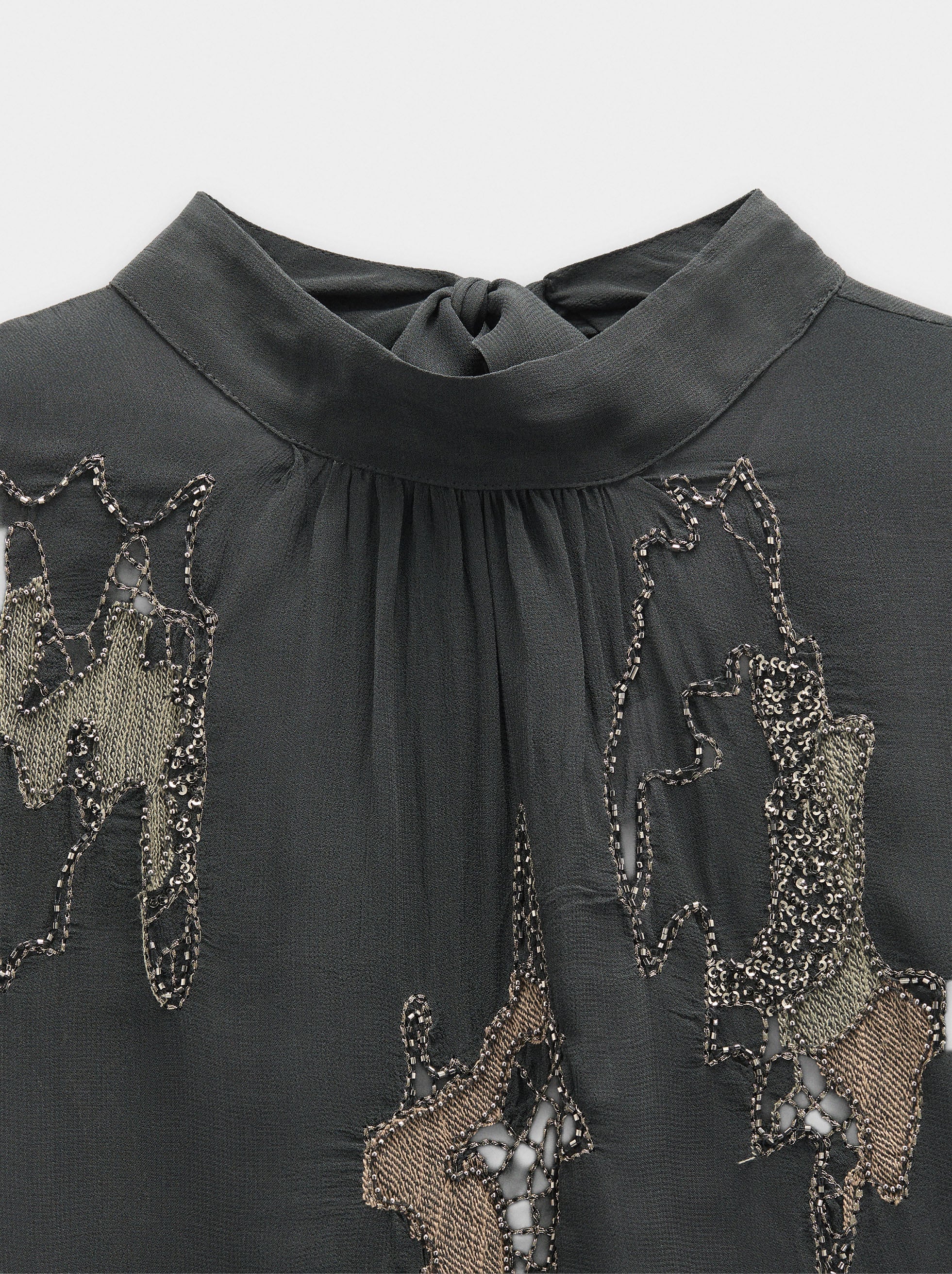 Blusa Con Bordados Y Abalorios