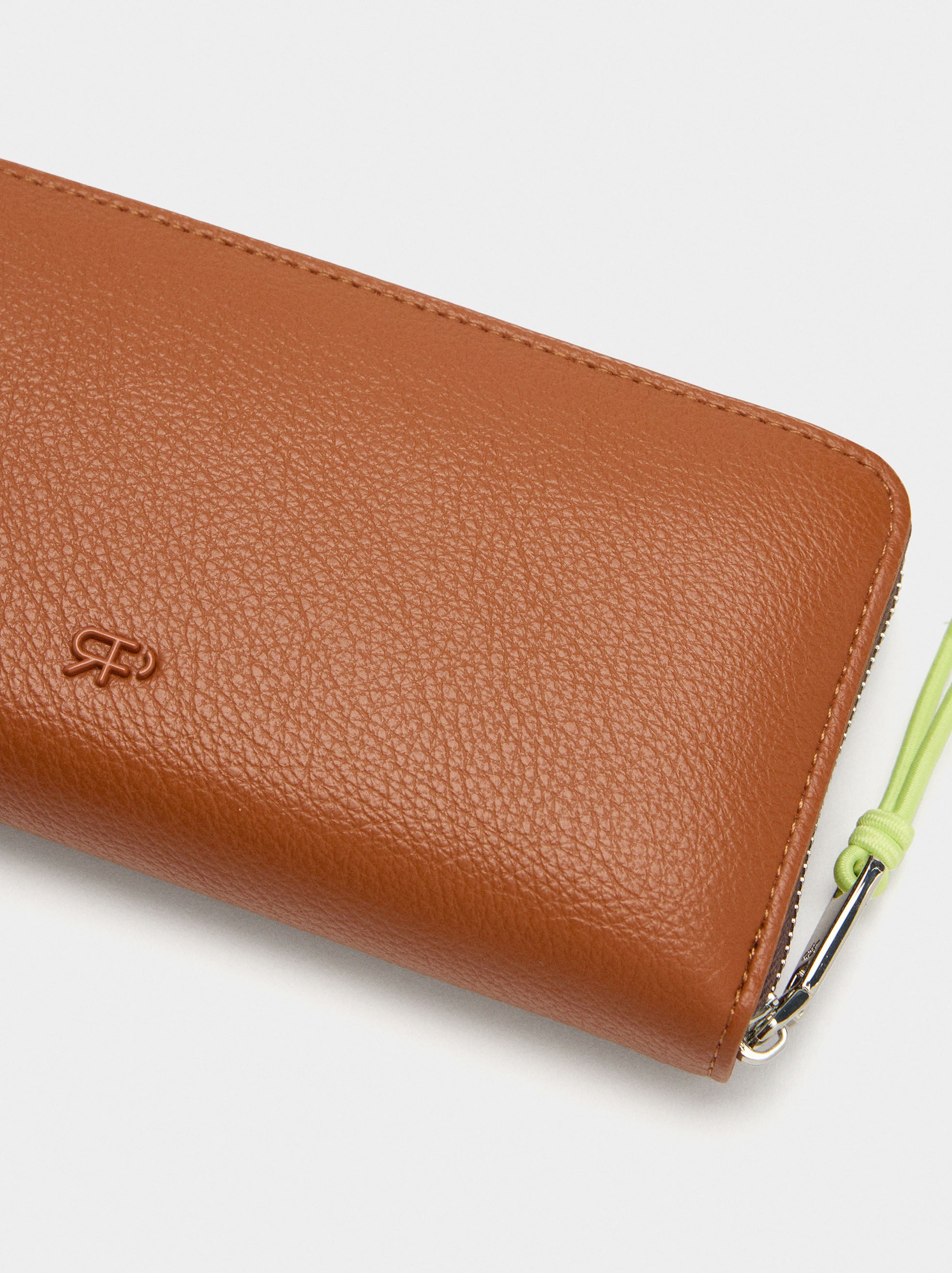 Cartera Con Textura Y Cierre De Cremallera
