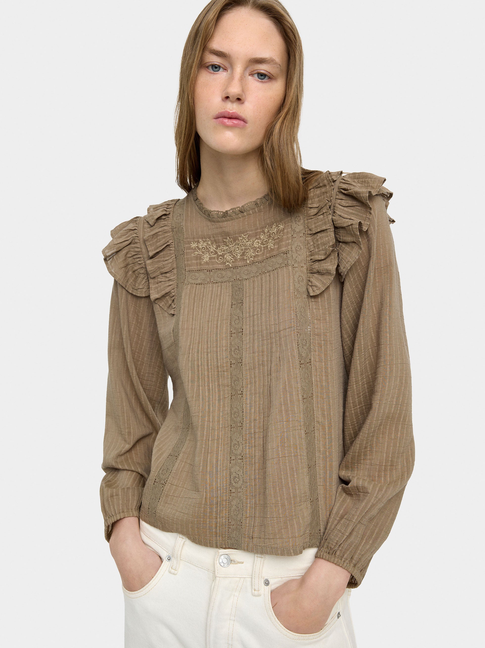 Blusa Con Bordados Y Volantes
