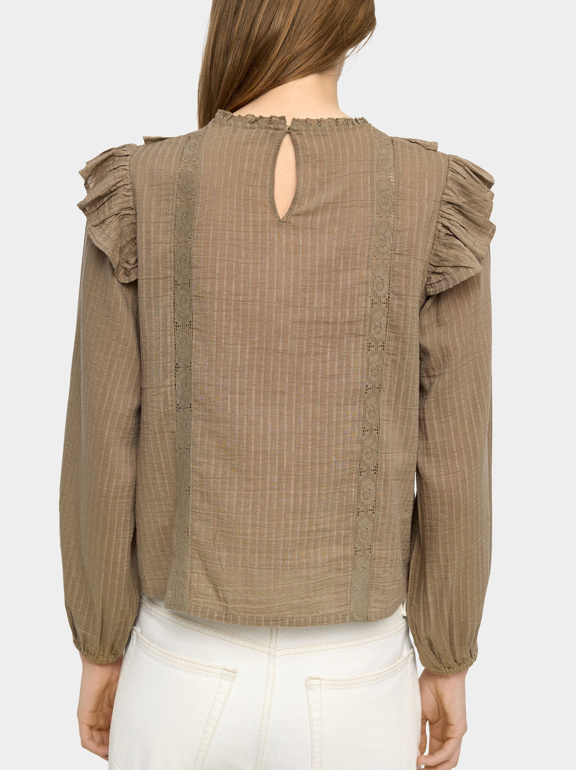 Blusa Con Bordados Y Volantes