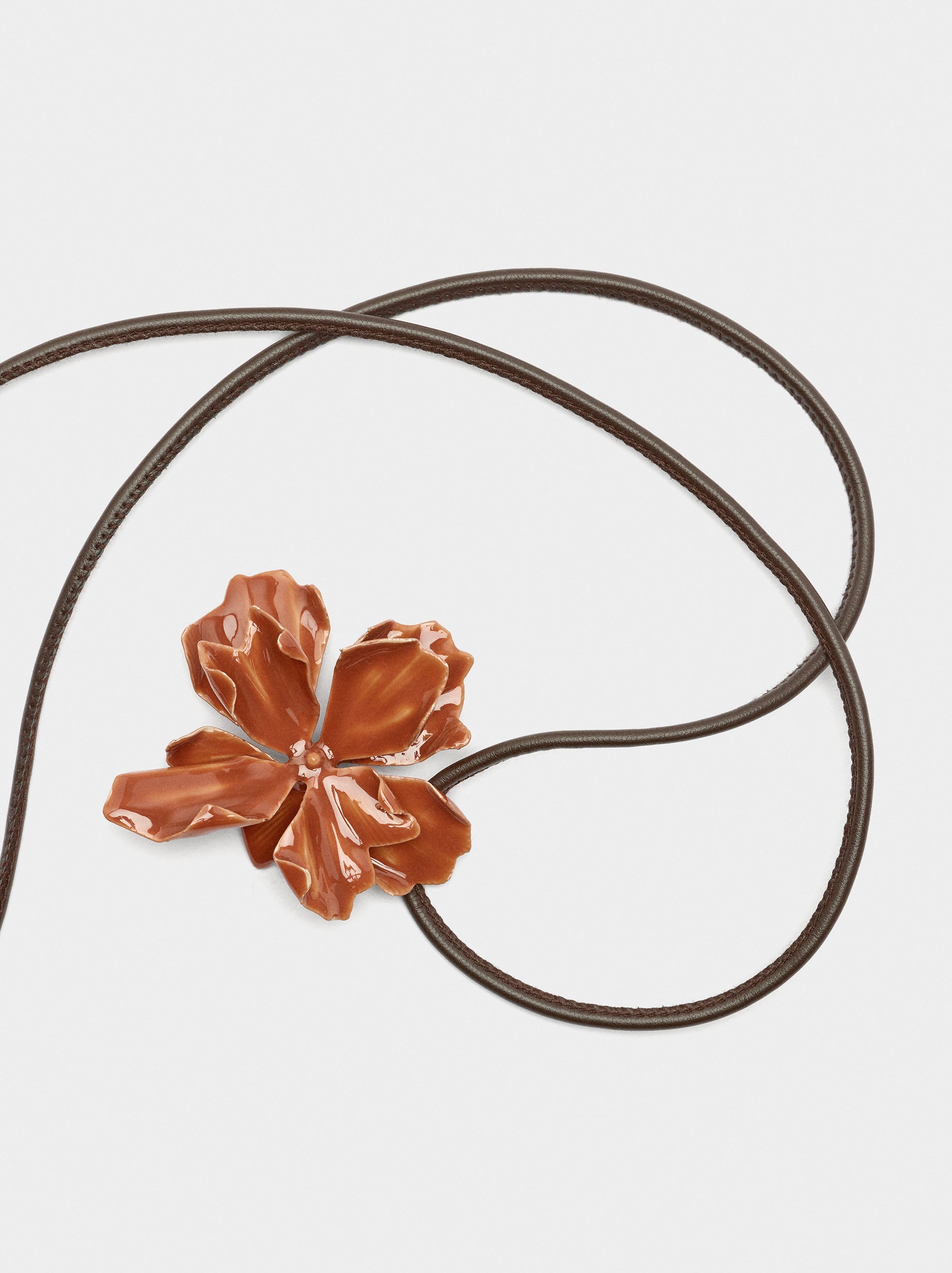 Collar De Cordón Con Flor Esmaltada
