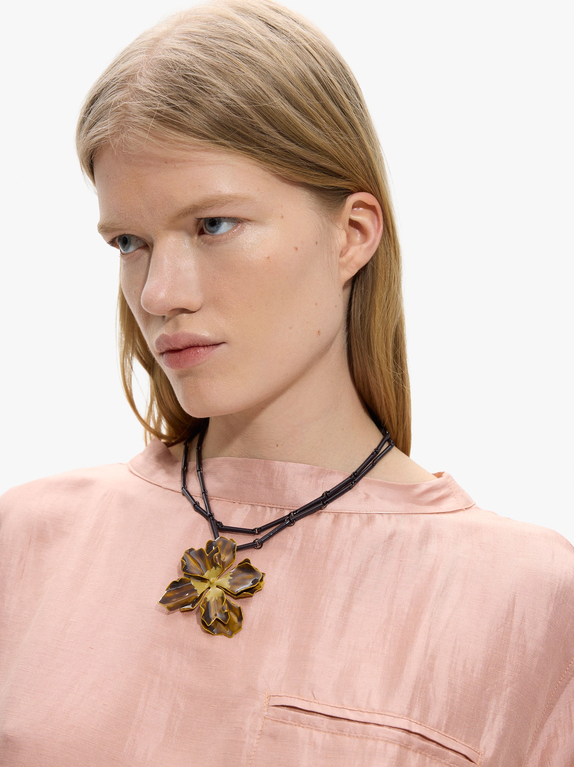 Collar Corto Doble Con Flor