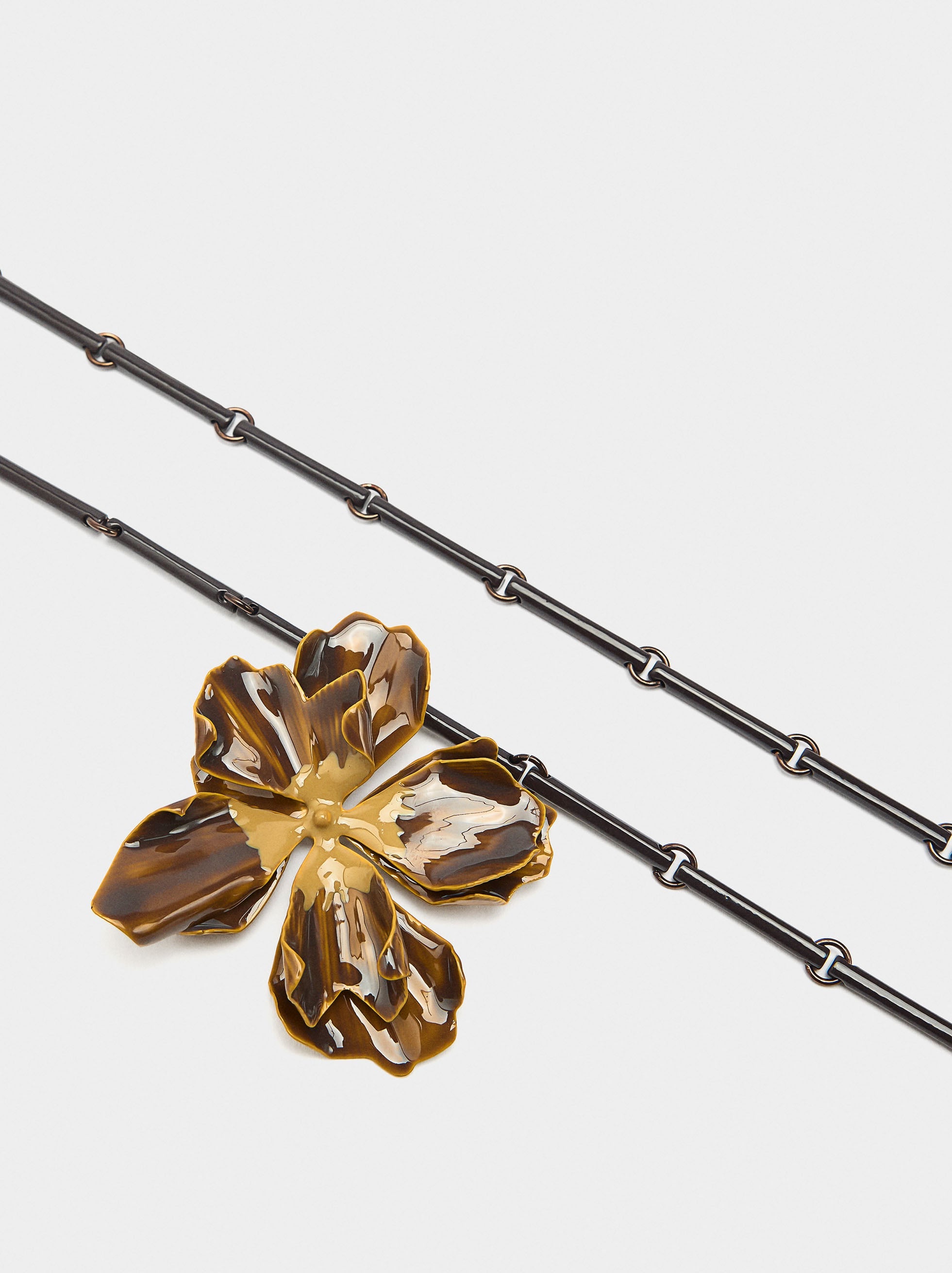 Collar Corto Doble Con Flor
