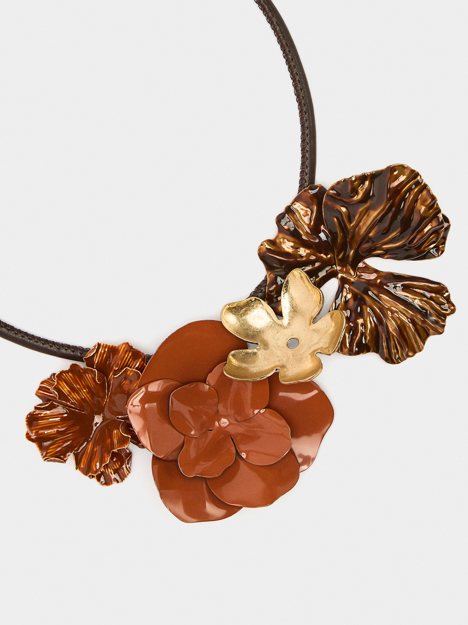 Collar De Cordón Con Flores Esmaltadas