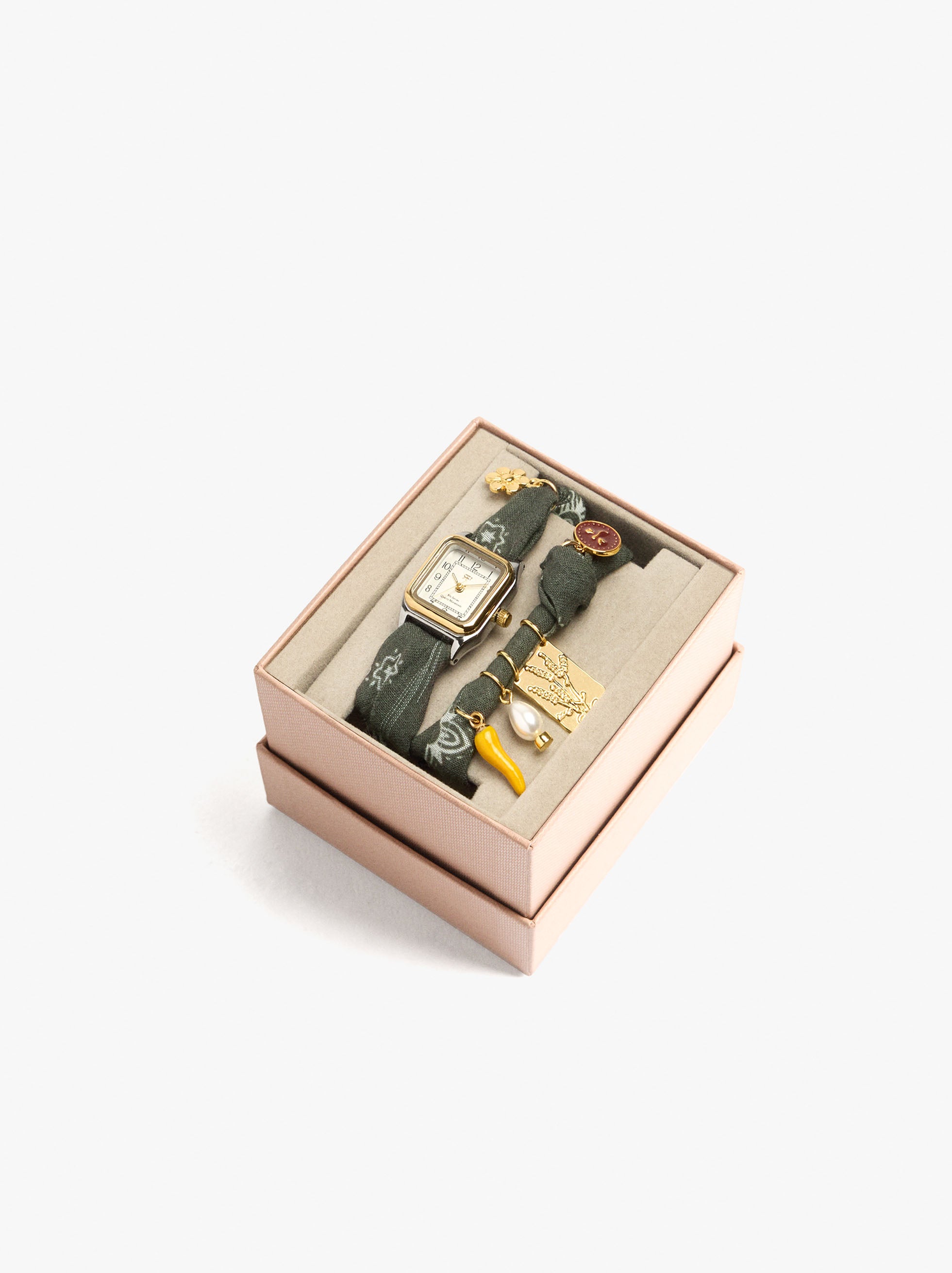 Reloj Con Pulsera De Tela Con Charms