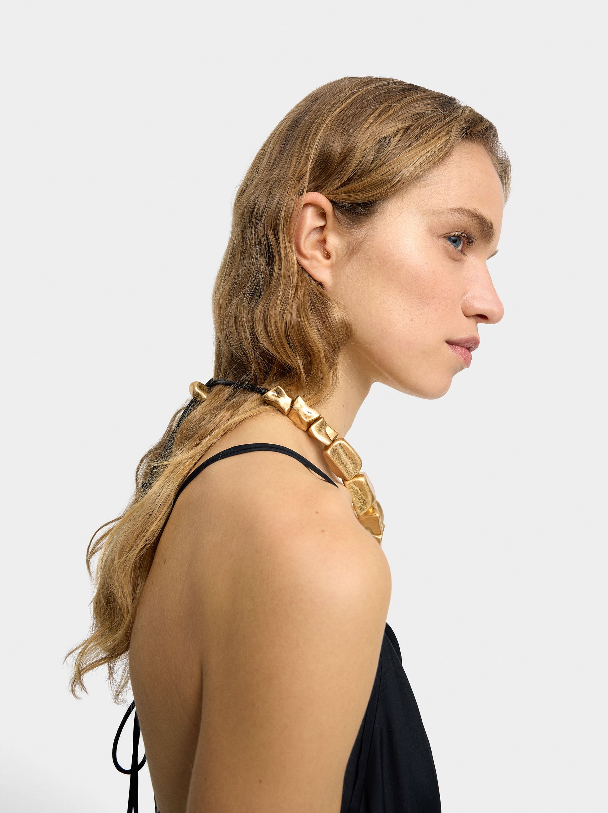 Collar Corto Con Cuentas Cuadradas