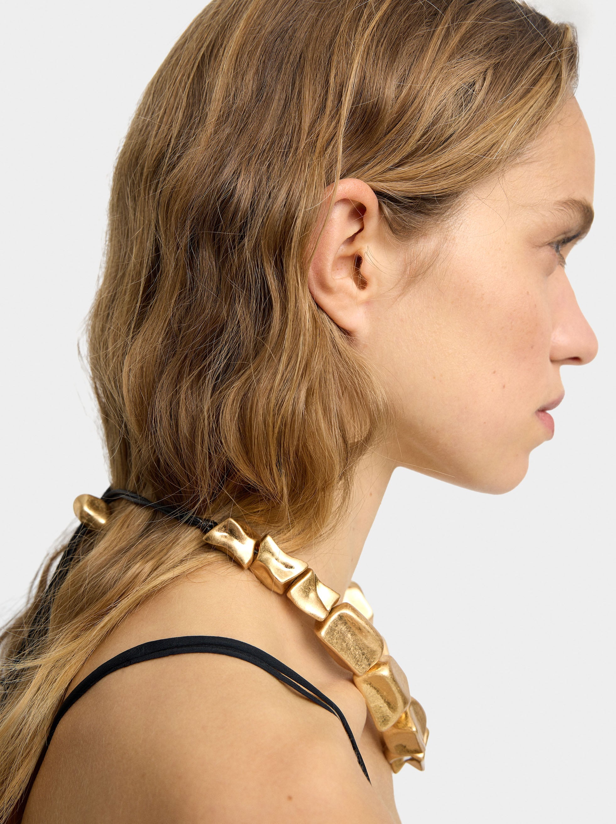 Collar Corto Con Cuentas Cuadradas