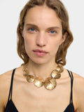 Collar Corto Redondo Con Relieve