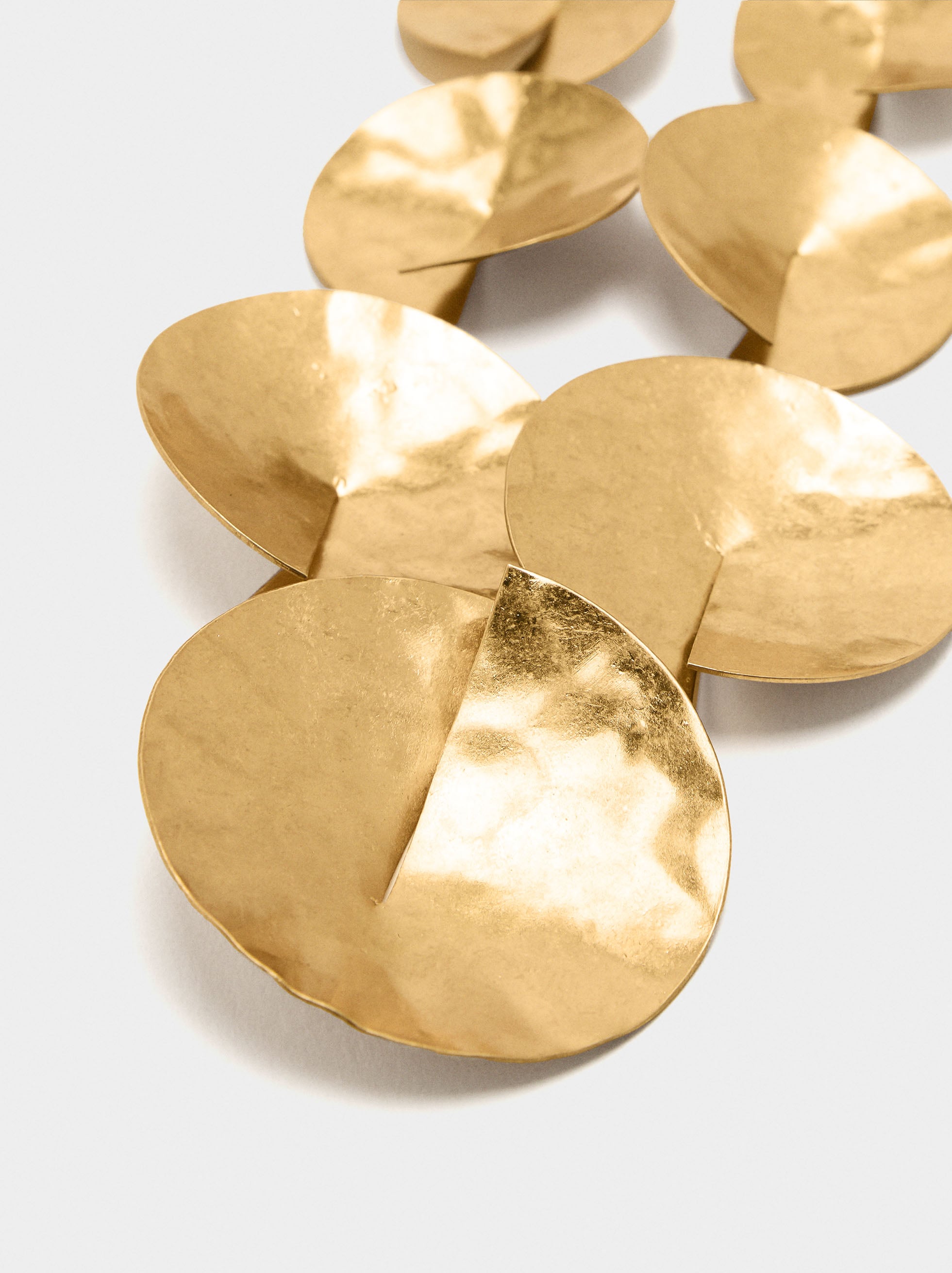 Collar Corto Redondo Con Relieve