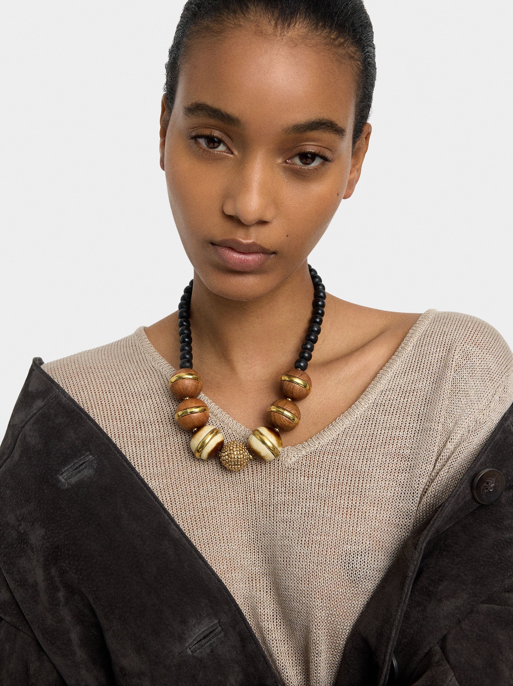 Collar Corto Con Cuentas De Madera